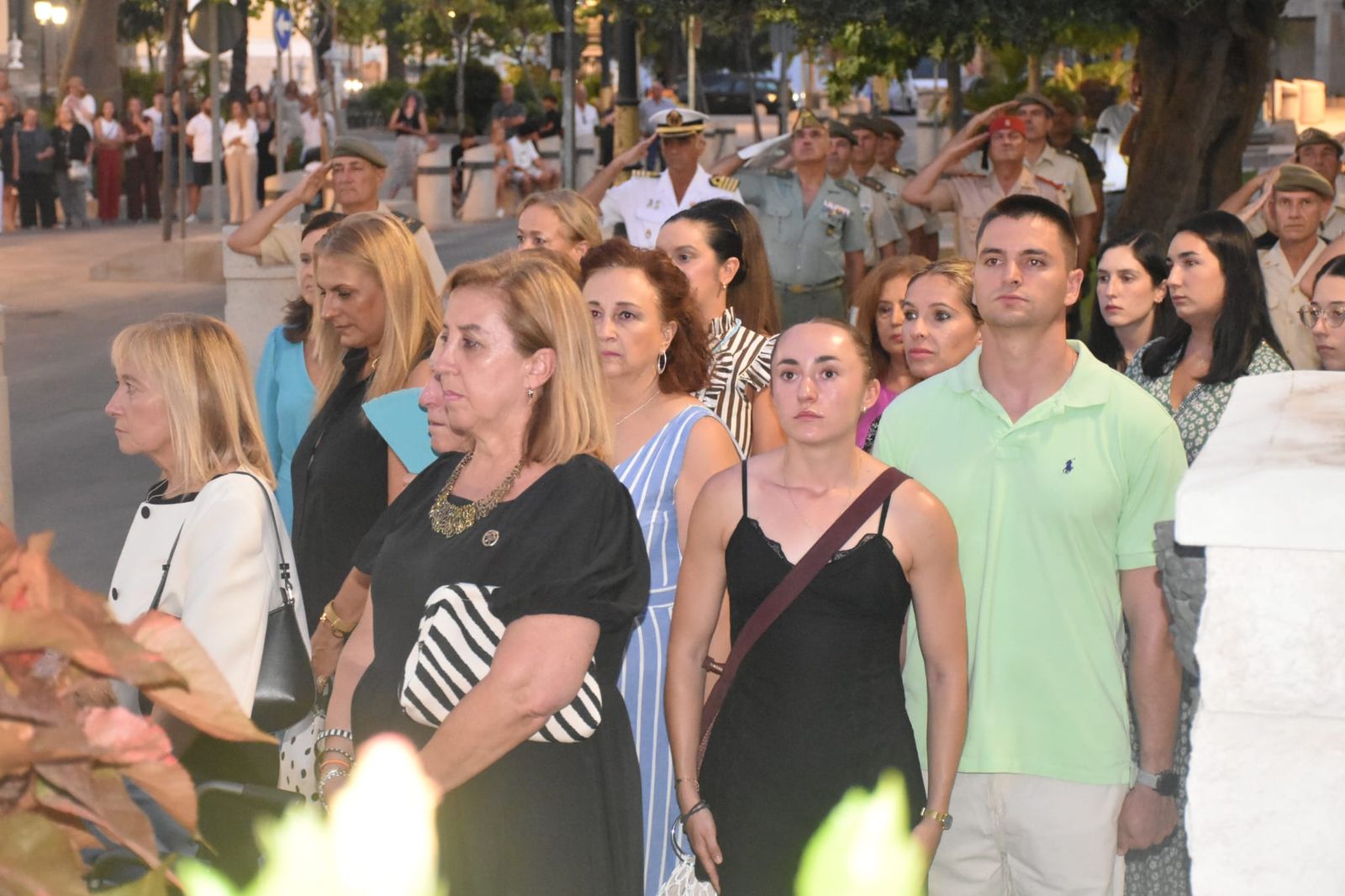 Así fue el arriado de bandera en la plaza de África