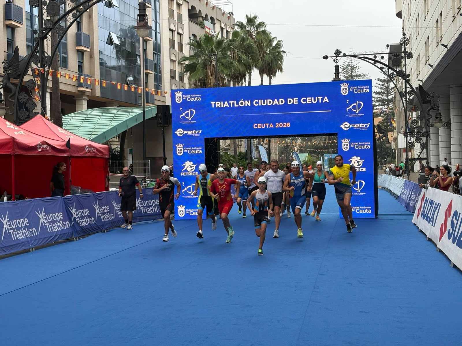 Los aficionados al triatlón en Ceuta se reúnen para participar en el Acuatlón Popular 'Juan Mur' y en la Phoenix Kids Triathlon