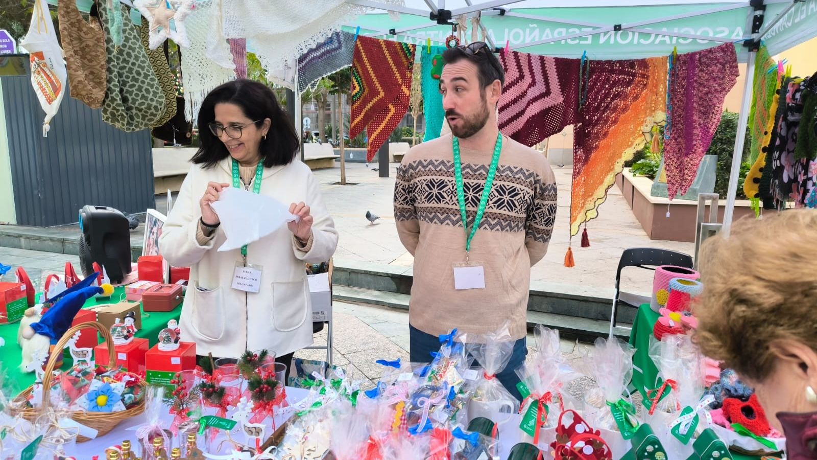 Dos voluntarios antienden el puesto