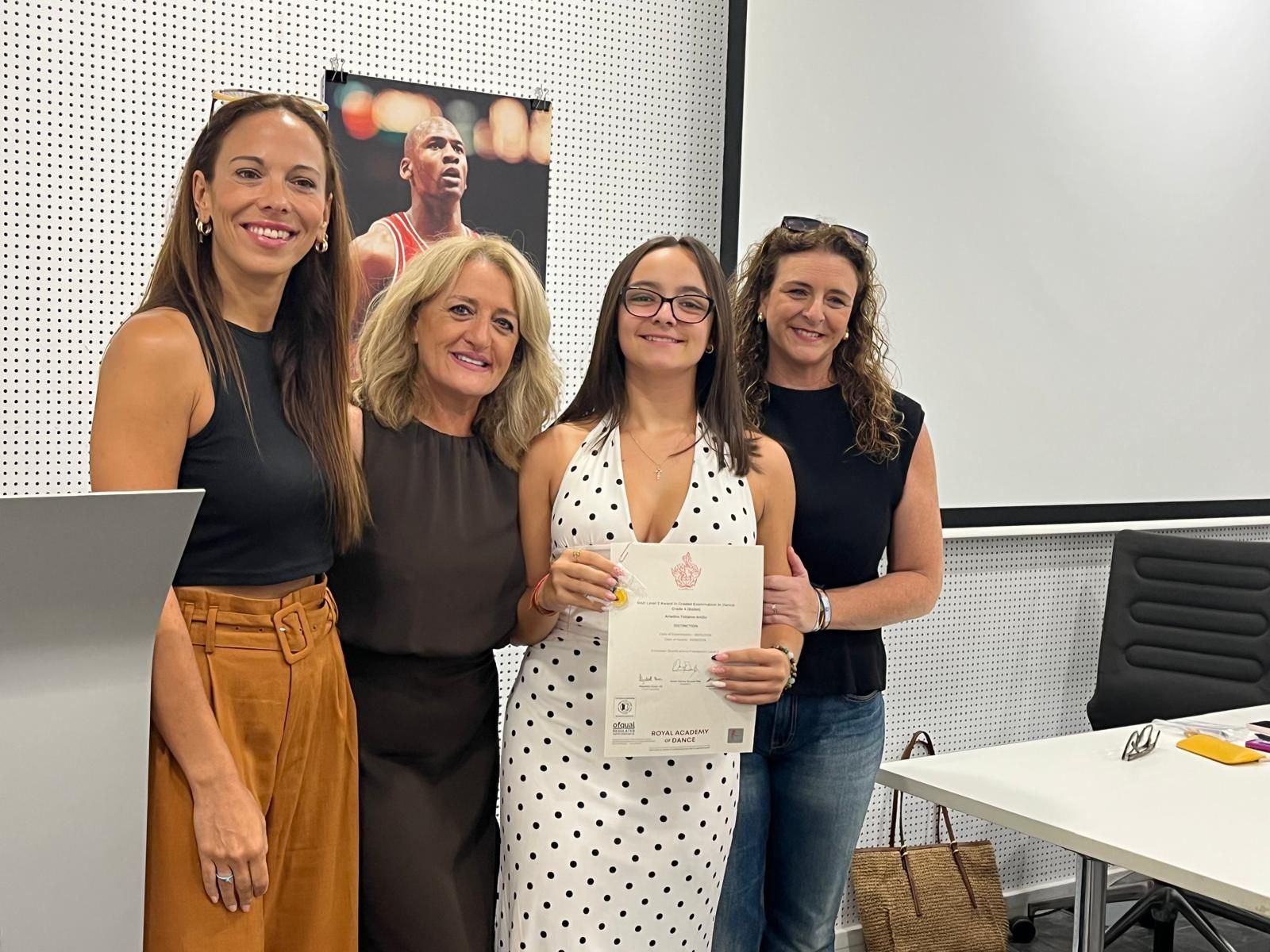 La Royal Academy of Dance entrega los diplomas a las alumnas de la Escuela de Rosa Founaud
