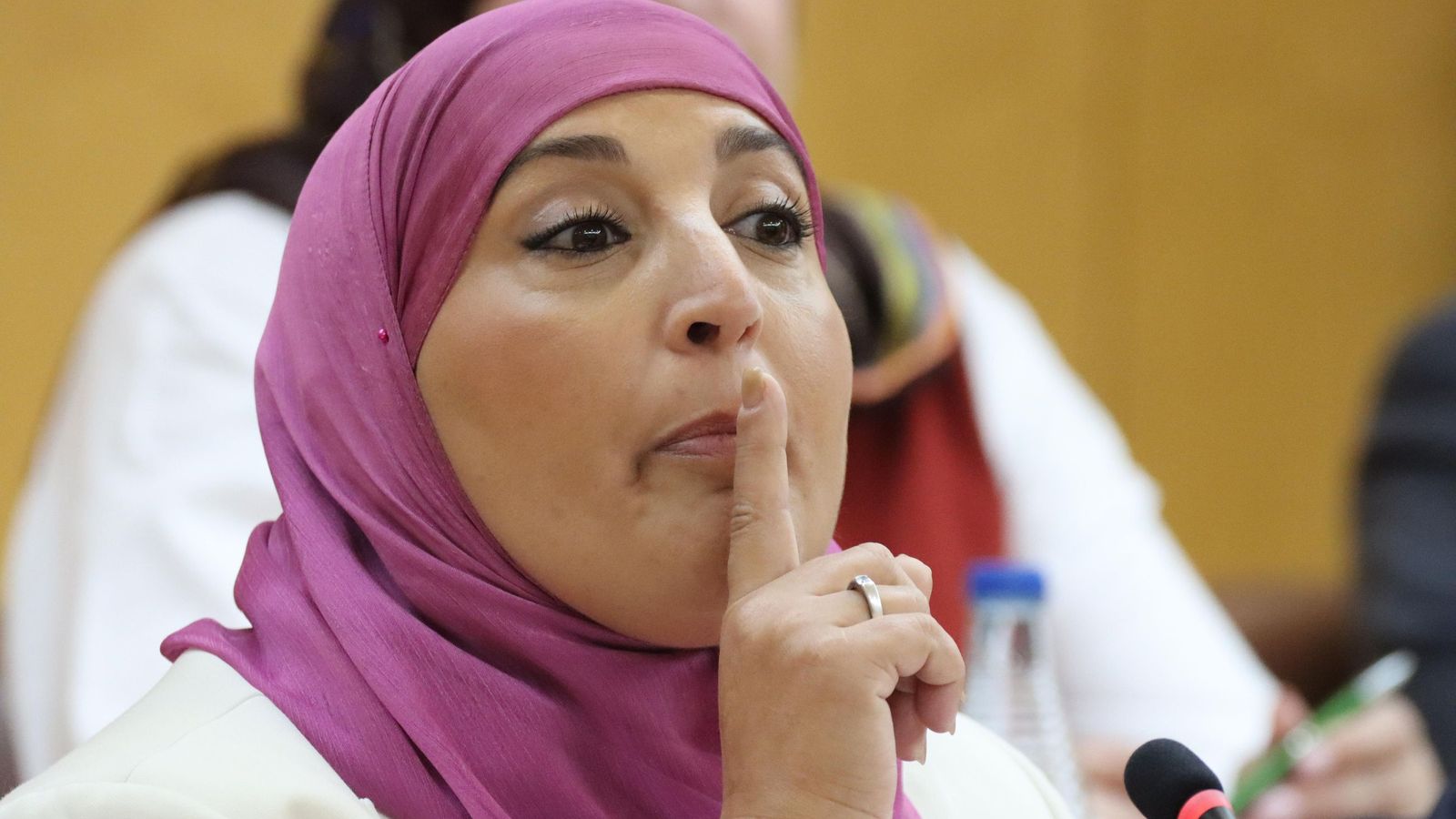 Nadia Mohamed manda a callar a Redondo