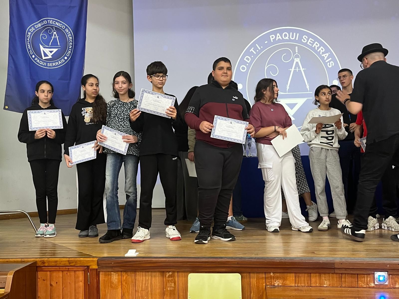 El IES Camoens acoge unas Olimpiadas de Dibujo Técnico con el legado de Paqui Serráis