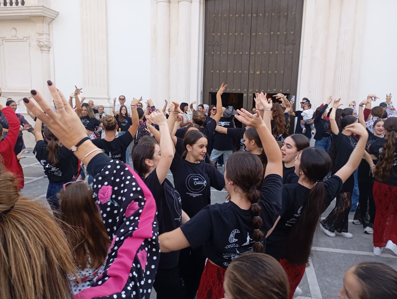 Un "abrazo" con la Patrona para acabar el encuentro entre academias Un "abrazo" con la Patrona para acabar el encuentro entre academias