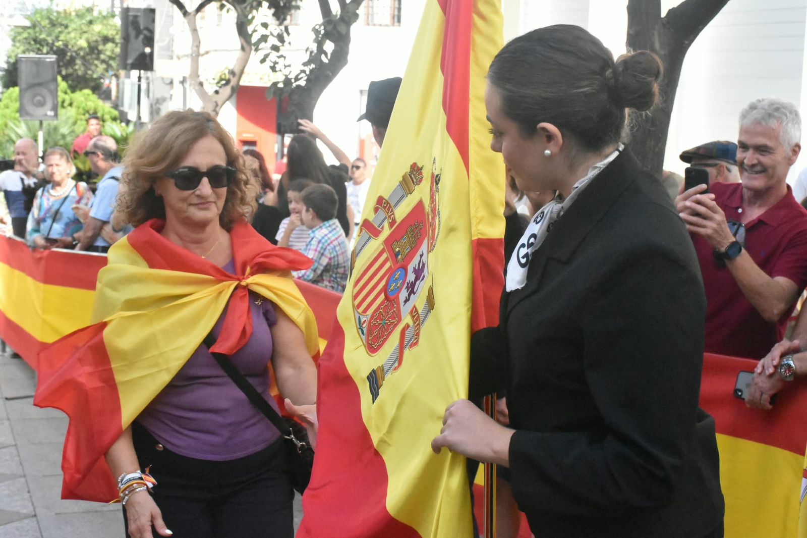 Multitud de ceutíes juran bandera de manera simbólica para mostrar su pertenencia a España