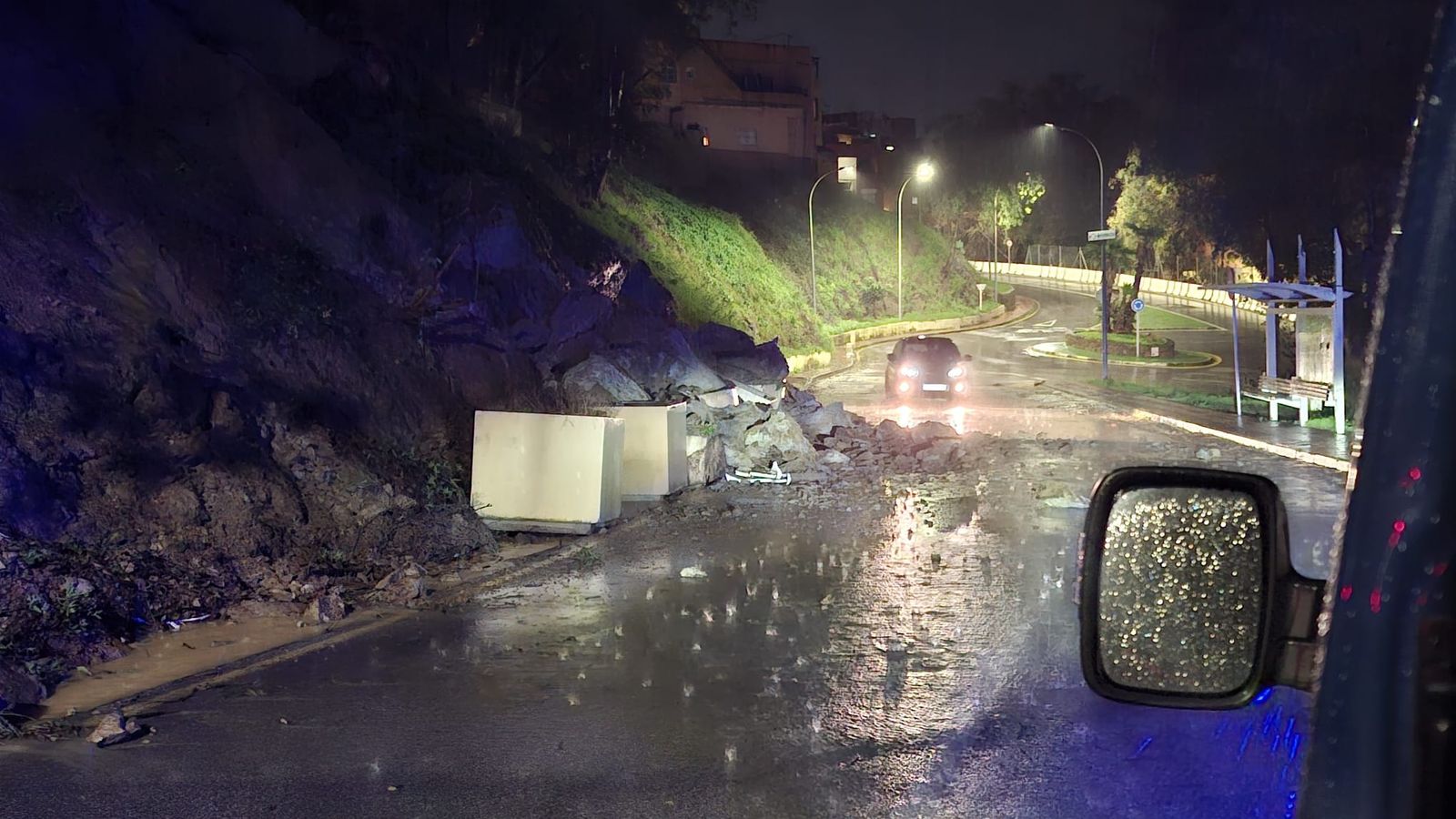 Desprendimiento de rocas en el acceso a Loma Colmenar durante el paso de la borrasca Marta