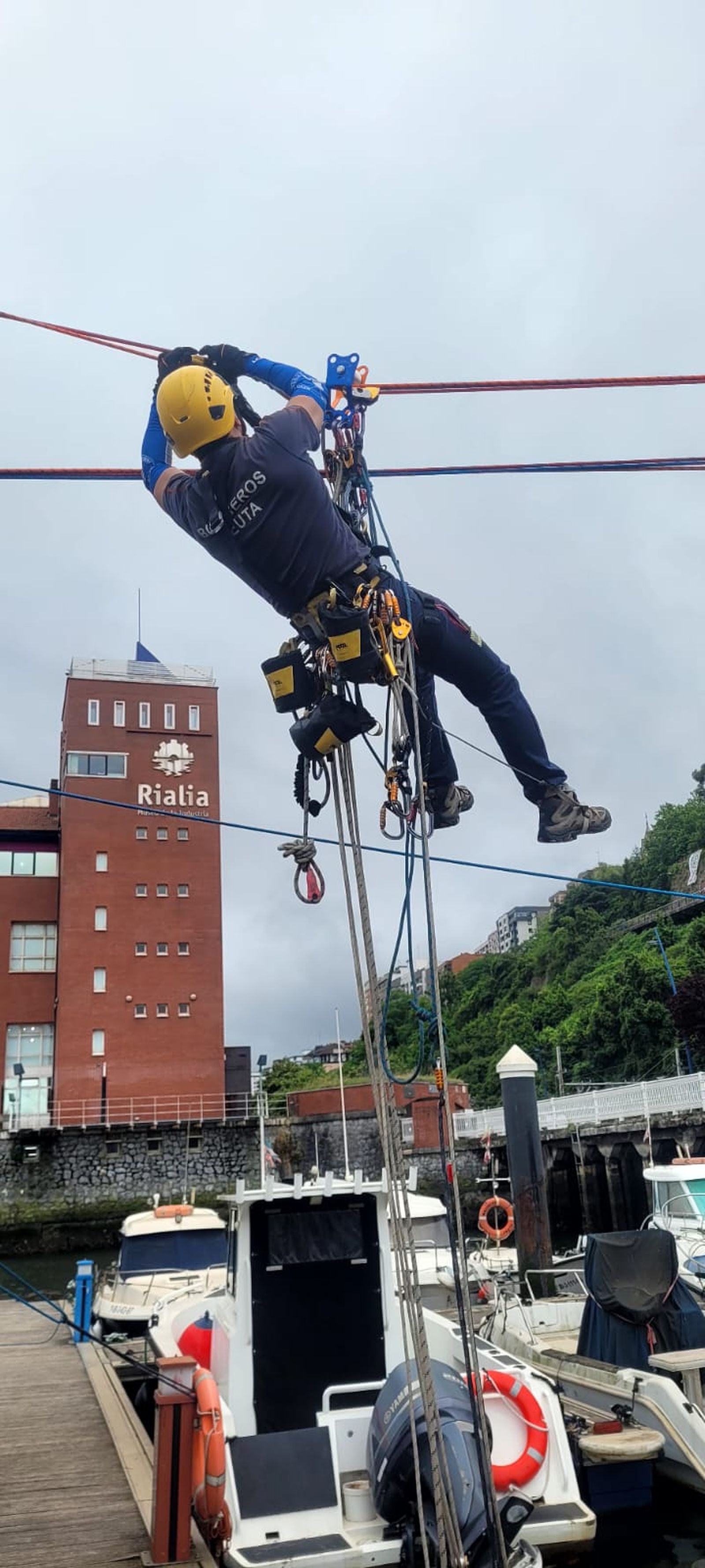 Un miembro del SEIS de Ceuta durante las jornadas verticales en Vizcaya