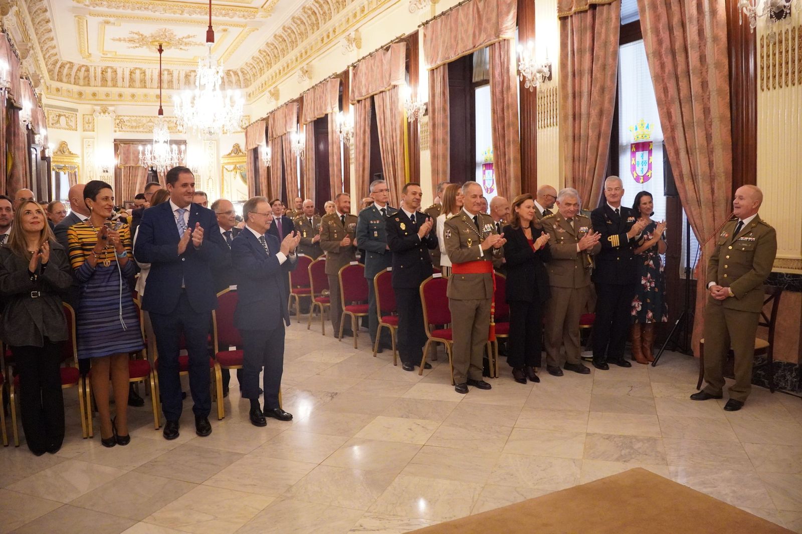 Así ha sido la imposición de la Medalla de Plata de la Ciudad a Caballería
