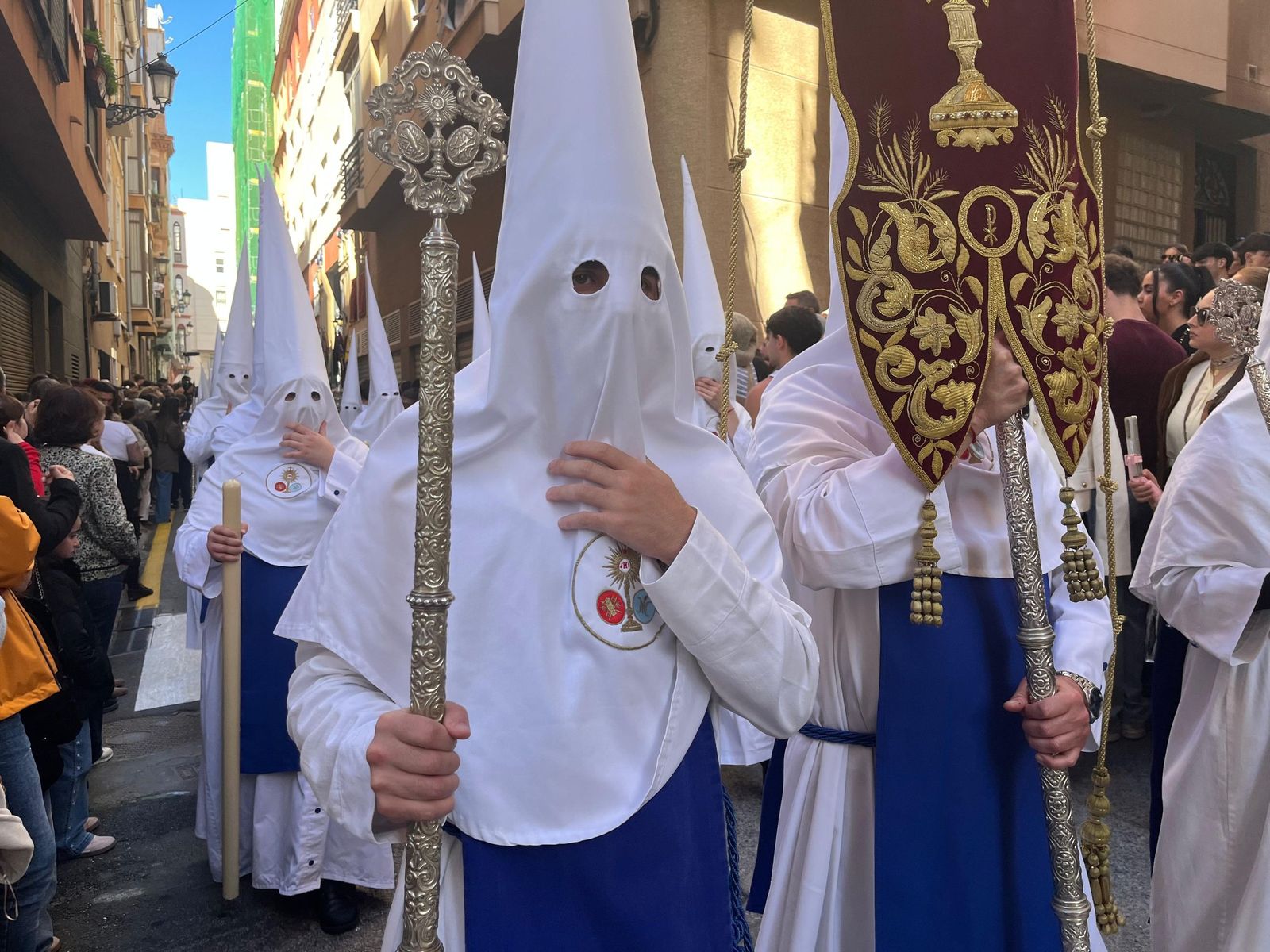 Cuarenta y cinco hombres bajo las trabajaderas y uno "ayudando desde el cielo"