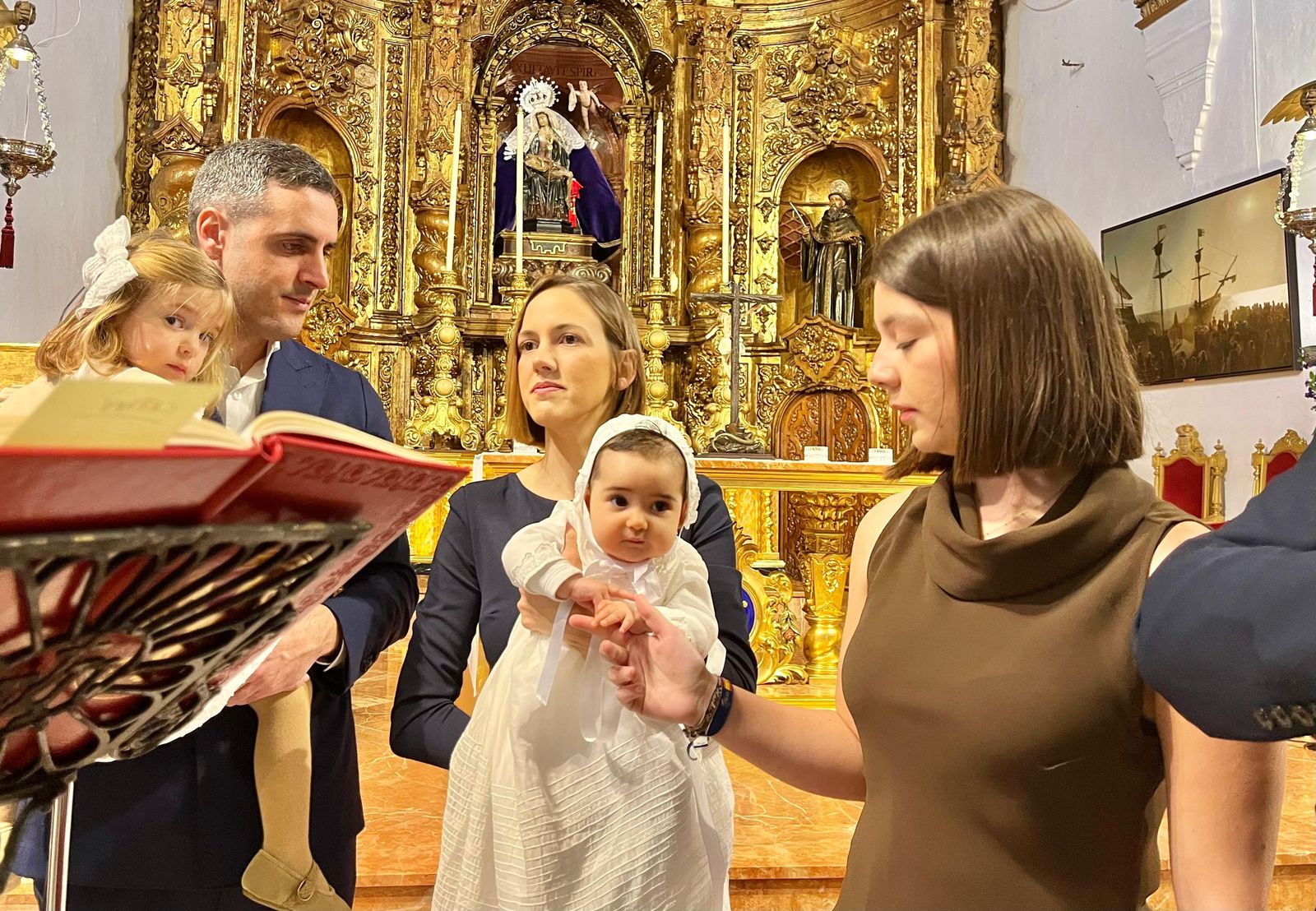 Carmen recibe el Sacramento del Bautismo en el Santuario