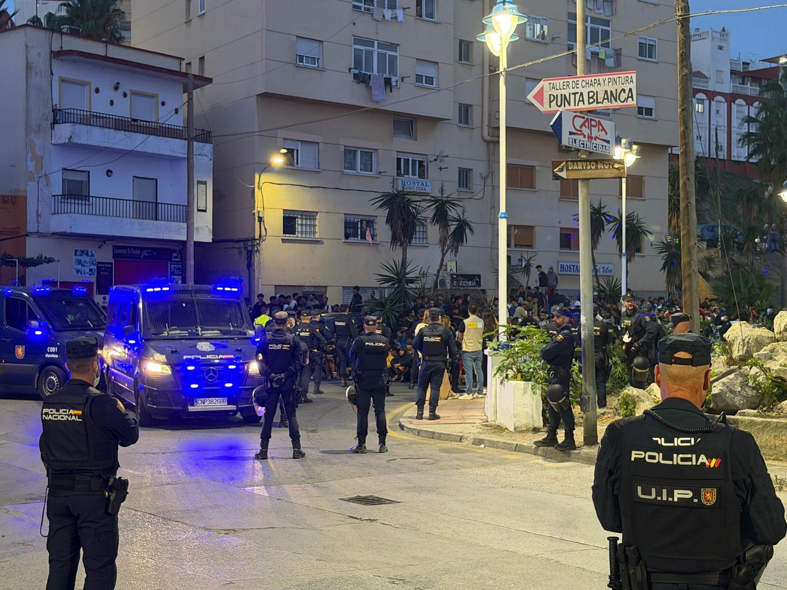 Tenso traslado  de más de  3.000 migrantes de las playas de Ceuta a un nuevo centro temporal