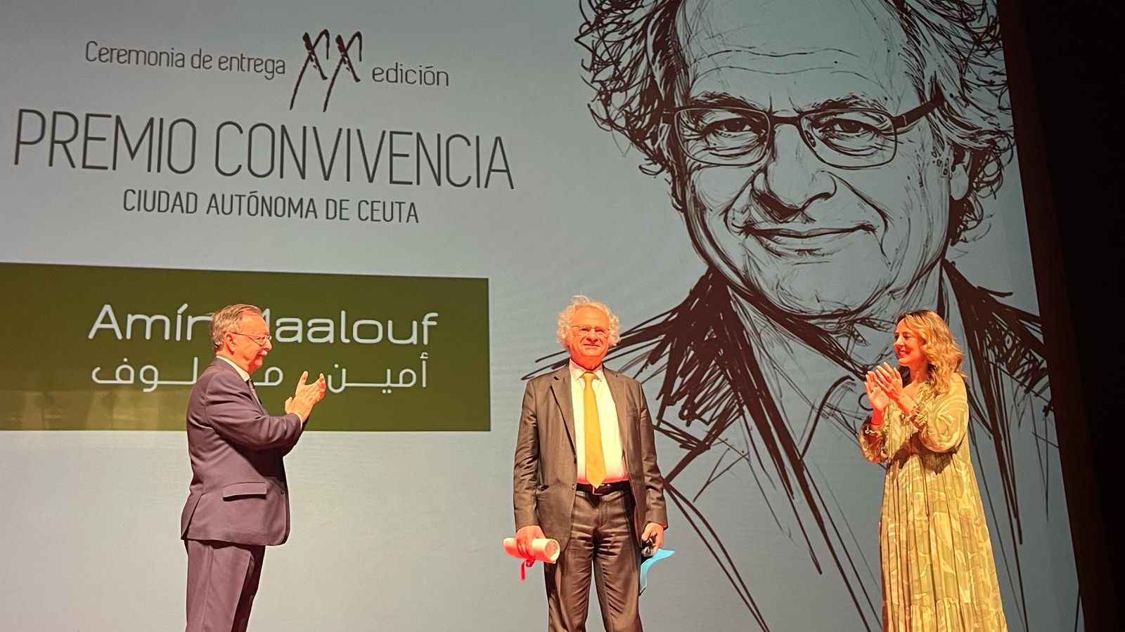 El escritor franco-libanés Amin Maalouf recibe el Premio Convivencia 2026 de manos de Juan Vivas y Pilar Orozco