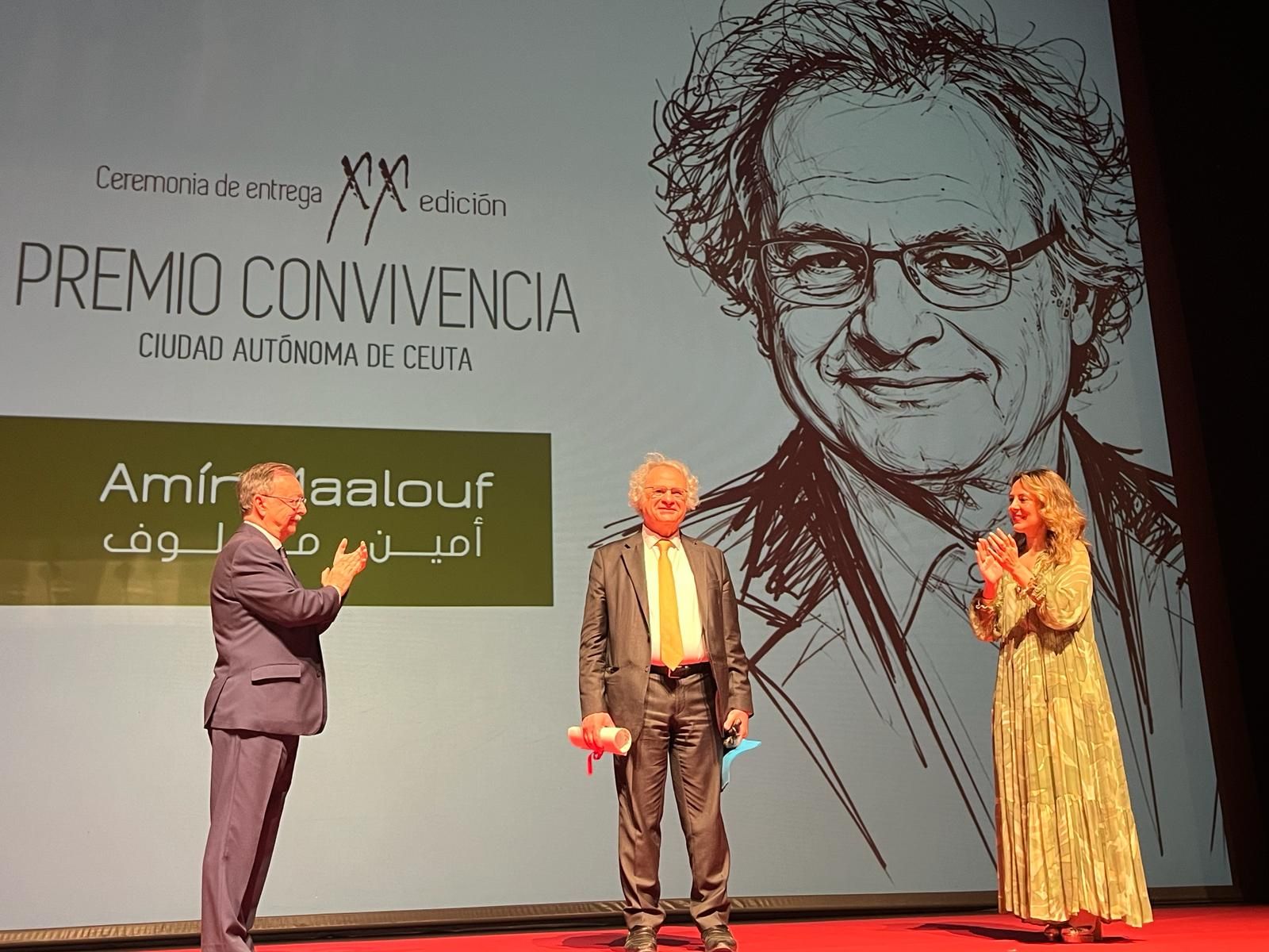 El escritor franco-libanés Amin Maalouf recibe el Premio Convivencia 2026 de manos de Juan Vivas y Pilar Orozco