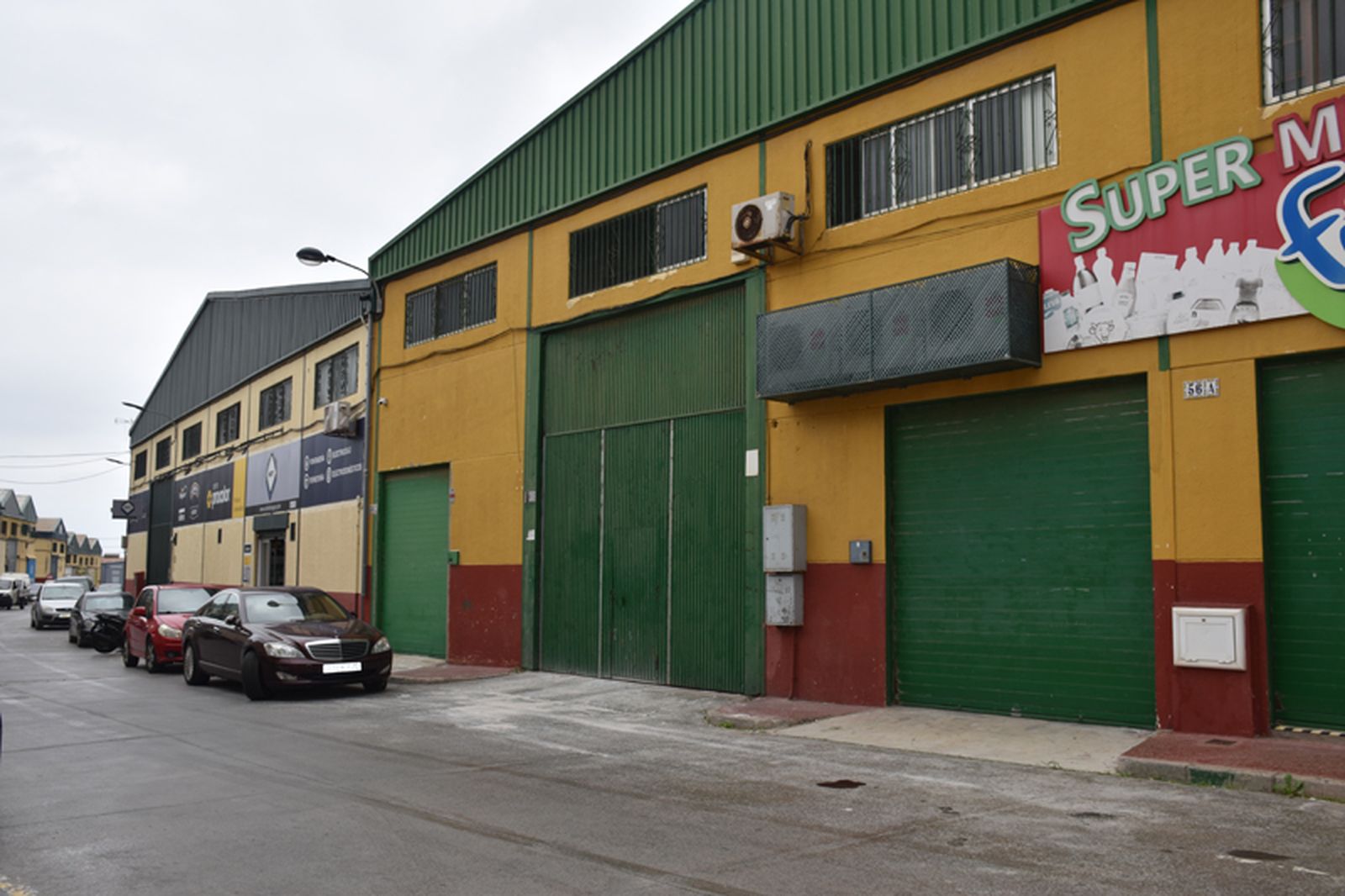 Comercios cerrados en el polígono del Tarajal. / NICOL'S