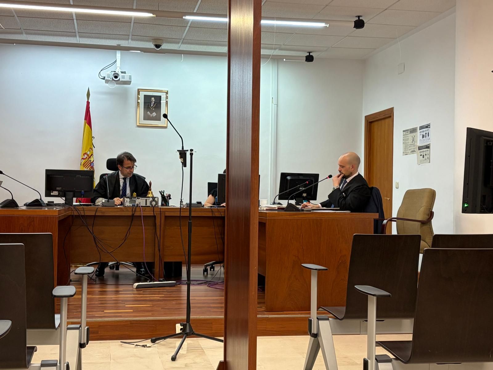 El juez, el fiscal y el biombo de separación del juicio de este miércoles