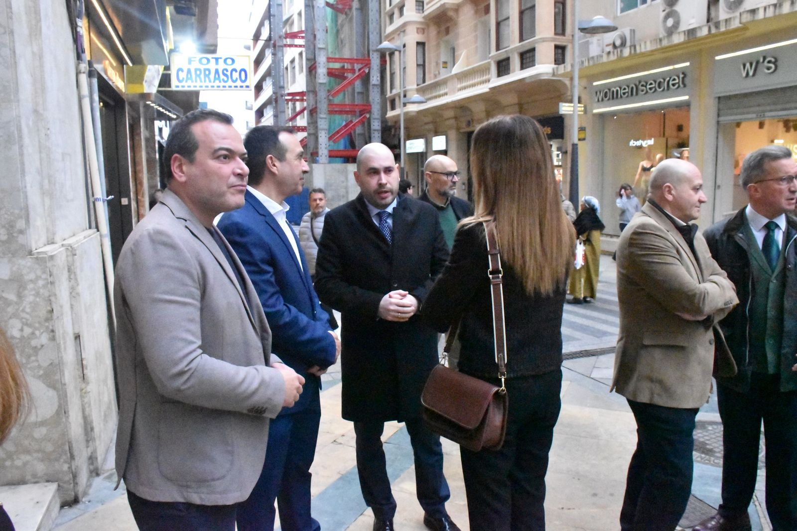 La AD Ceuta inaugura su nueva tienda con la presencia de Vivas y Luhay