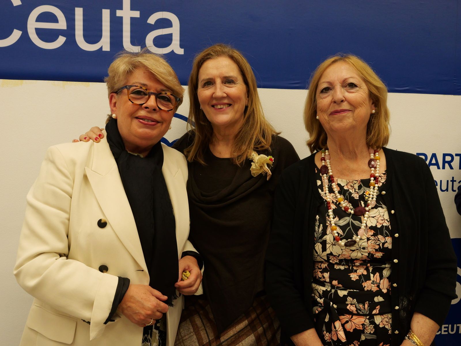 Vivas sugiere un relevo futuro y reivindica su gestión en la copa navideña del PP