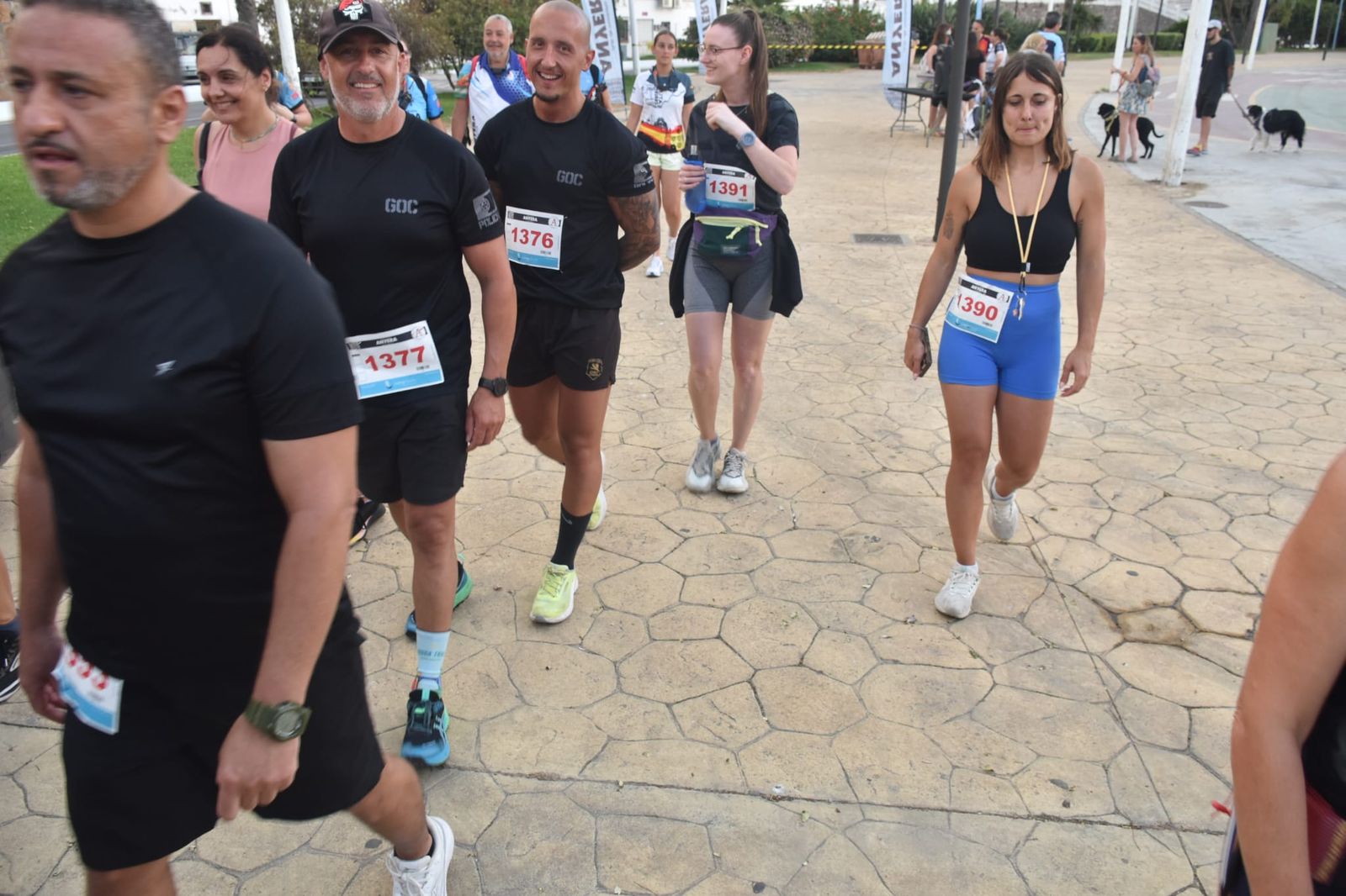 Decenas de senderistas llenan de luz y deporte la XVIII Marcha Nocturna Familiar de Ceuta
