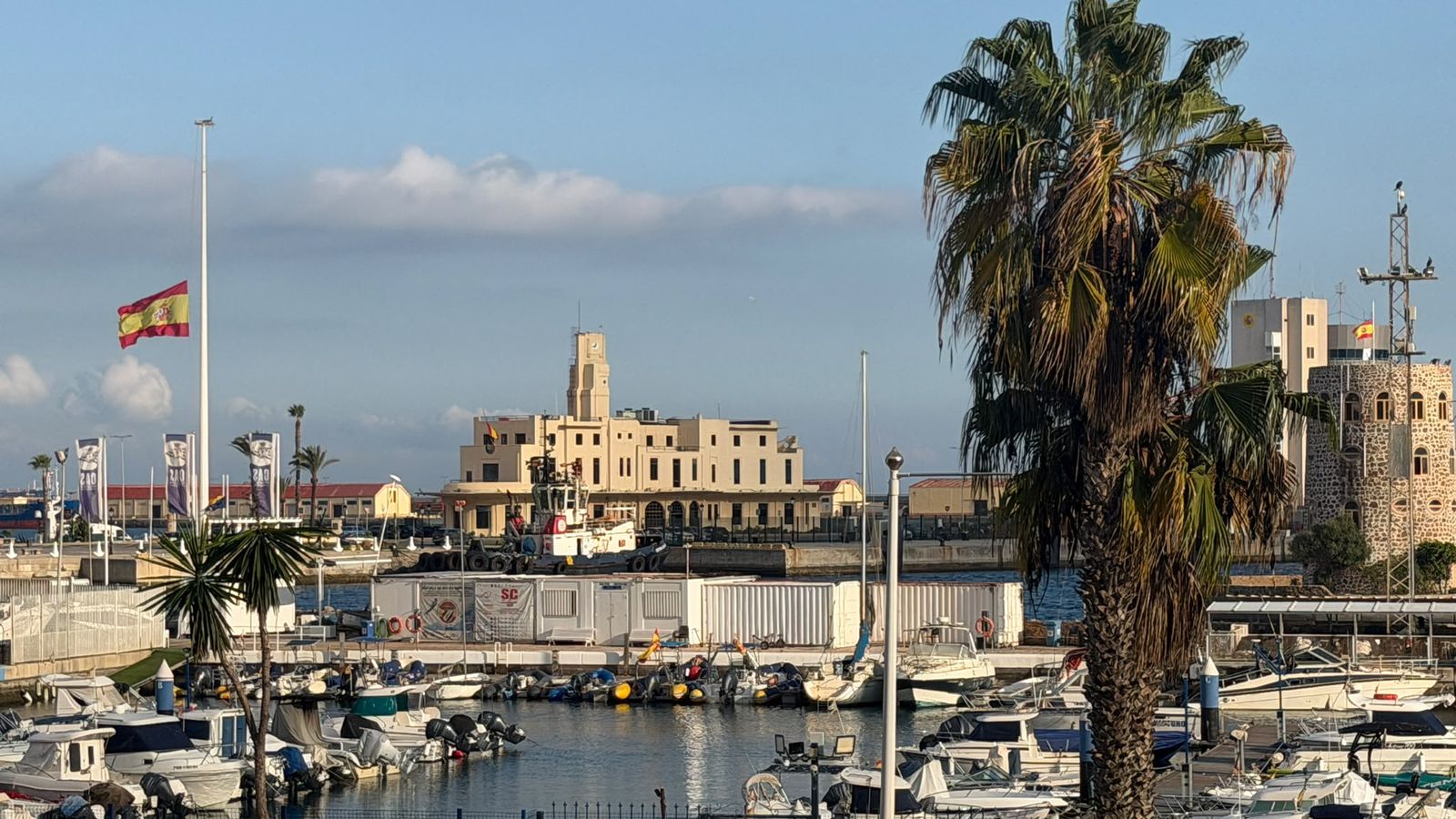 Ceuta muestra su duelo por la tragedia ferroviaria de Toledo con las banderas a media asta