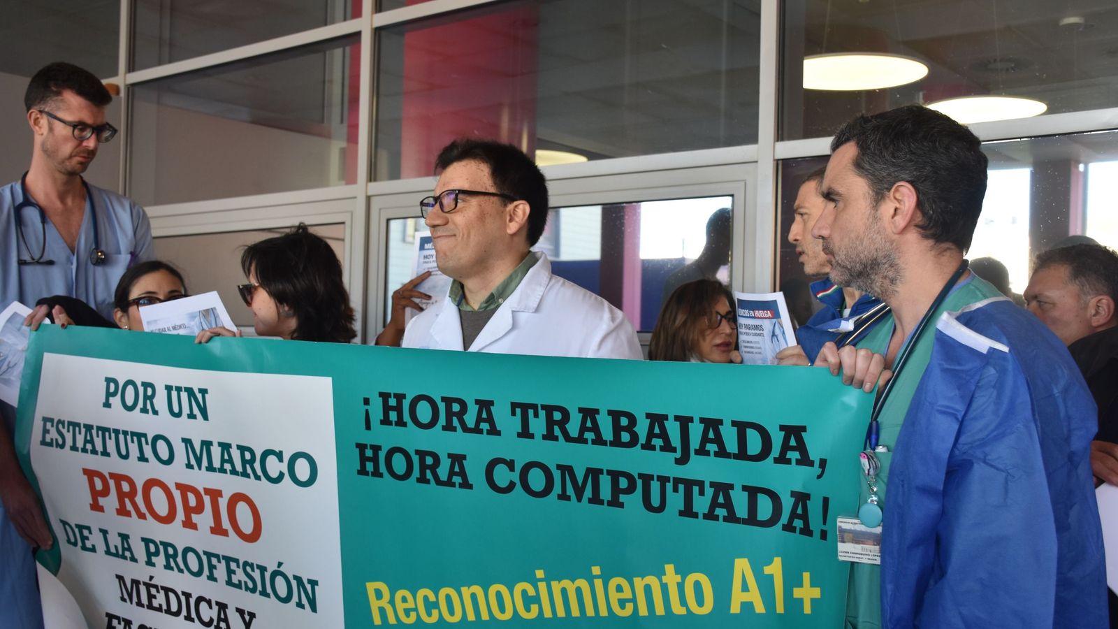 Médicos concentrados a las puertas de HUCE por un estatuto propio
