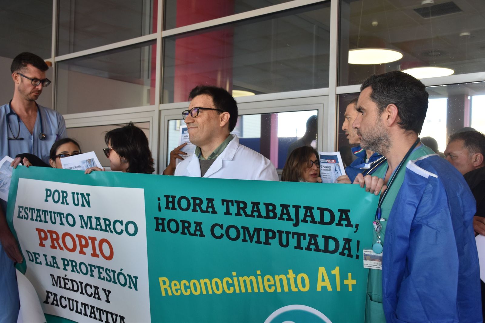 Médicos concentrados a las puertas de HUCE en demanda de un estatuto propio