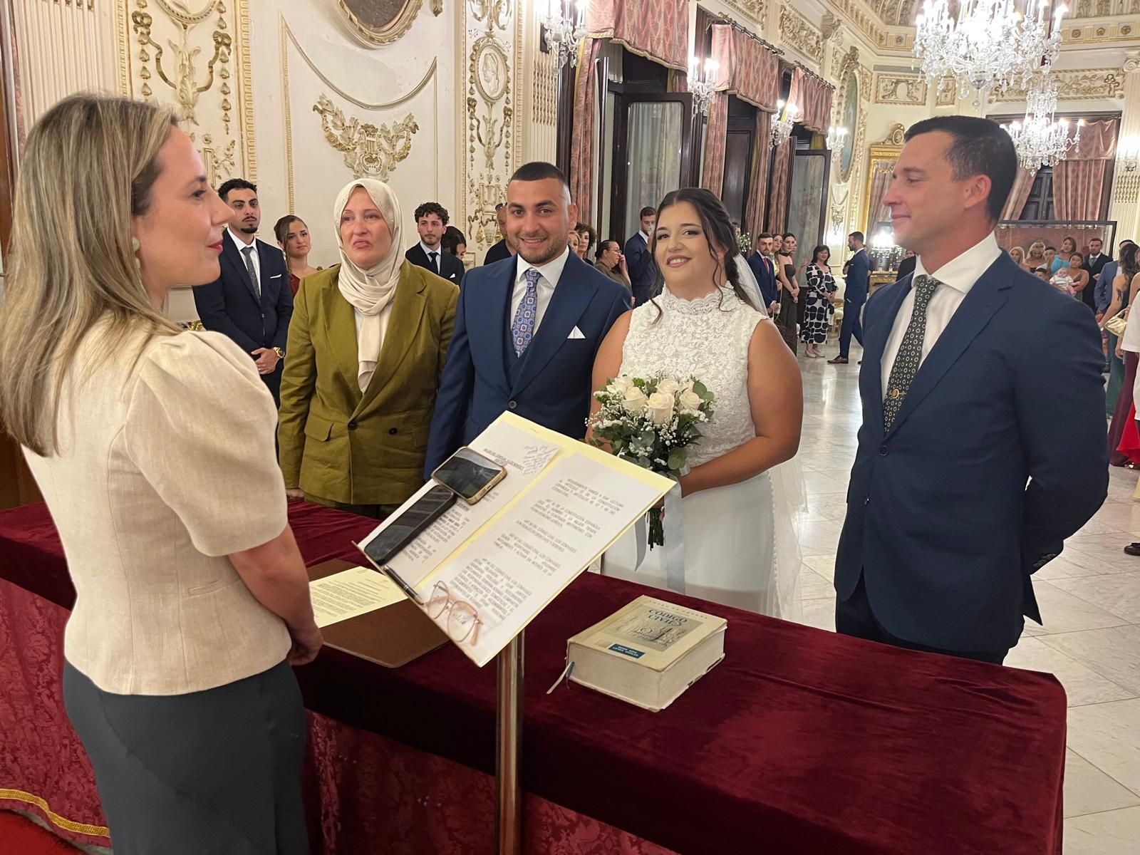 Omar y Claudia sellan su amor en el Salón del Trono