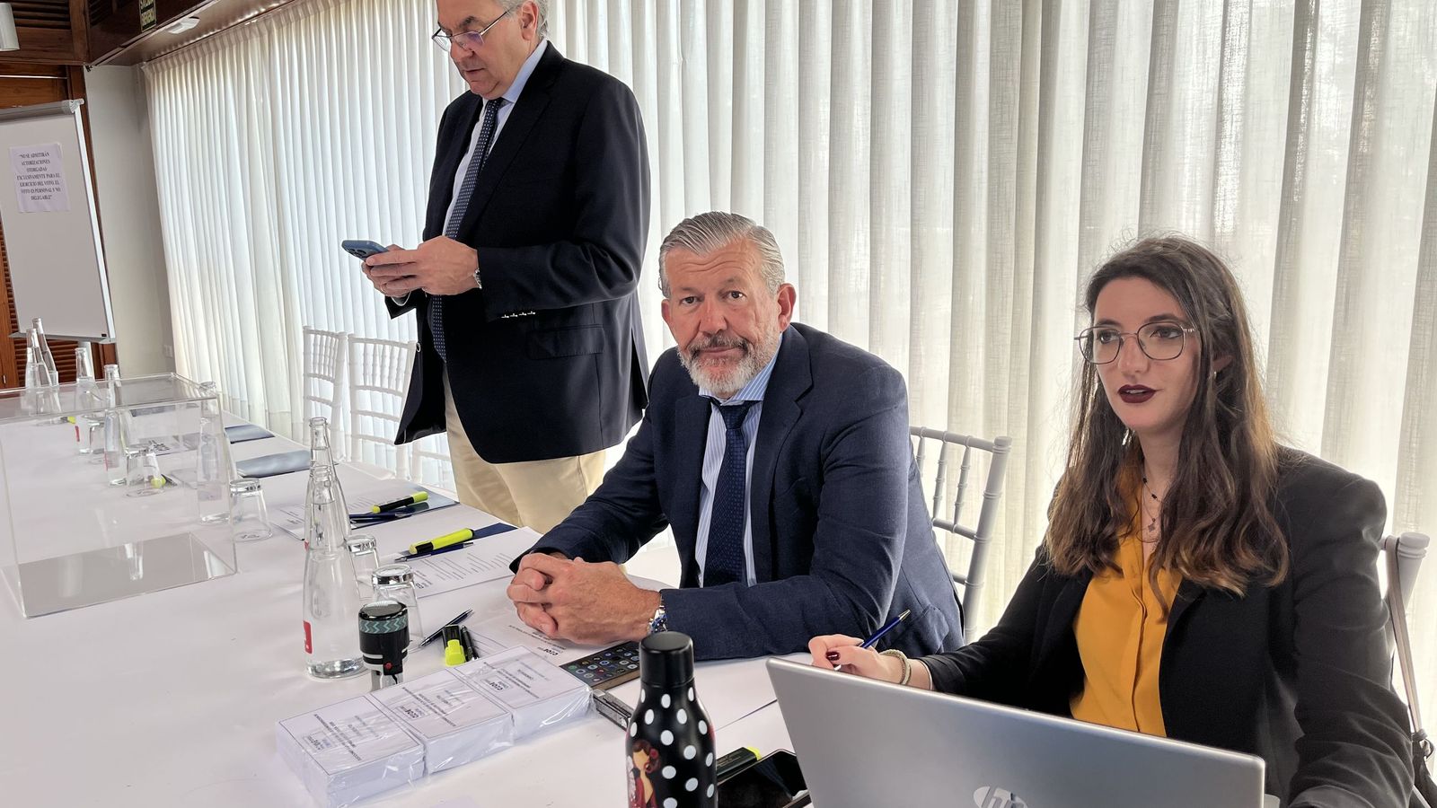 Miembros de la Mesa electoral de la CECE, con su presidente, Juan Torres, en el centro
