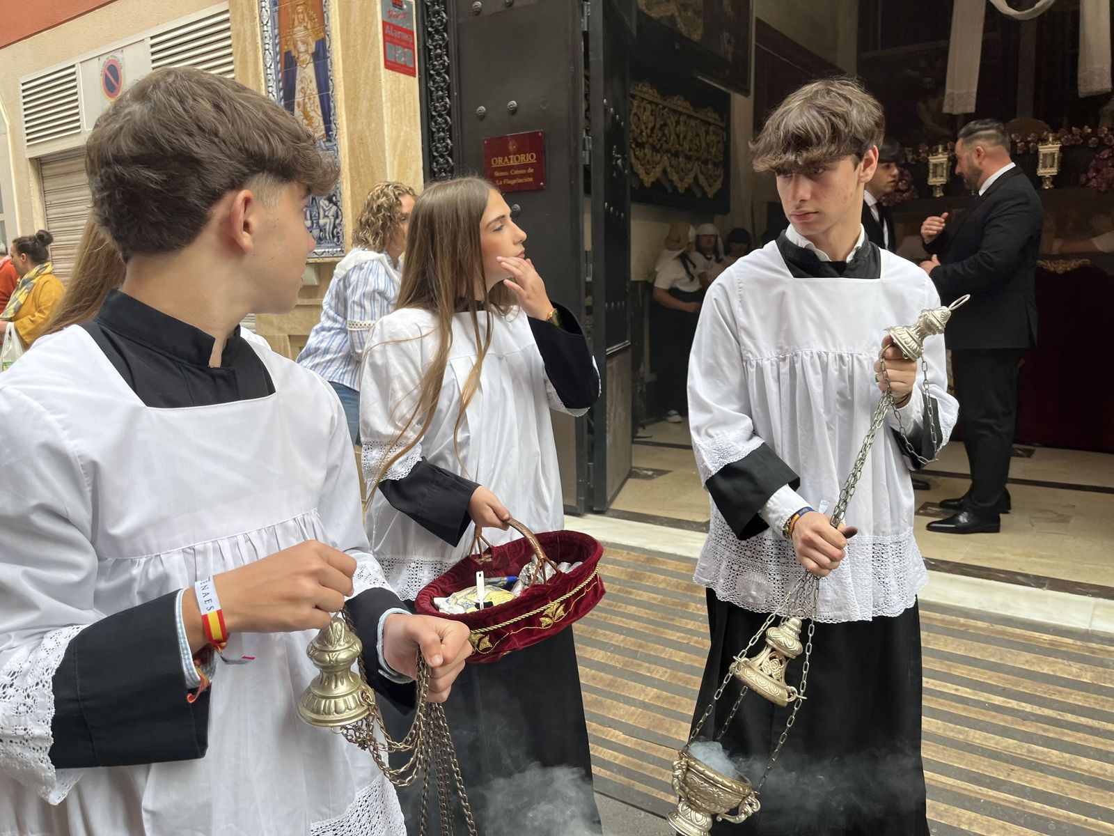 Ceuta acompaña a la Cruz de Mayo de La Flagelación en su primera salida con costaleros