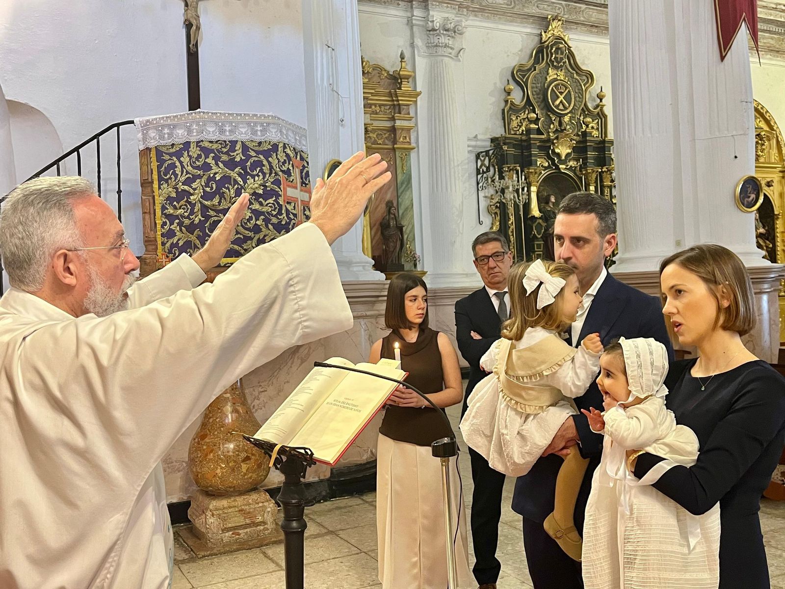 Carmen recibe el Sacramento del Bautismo en el Santuario