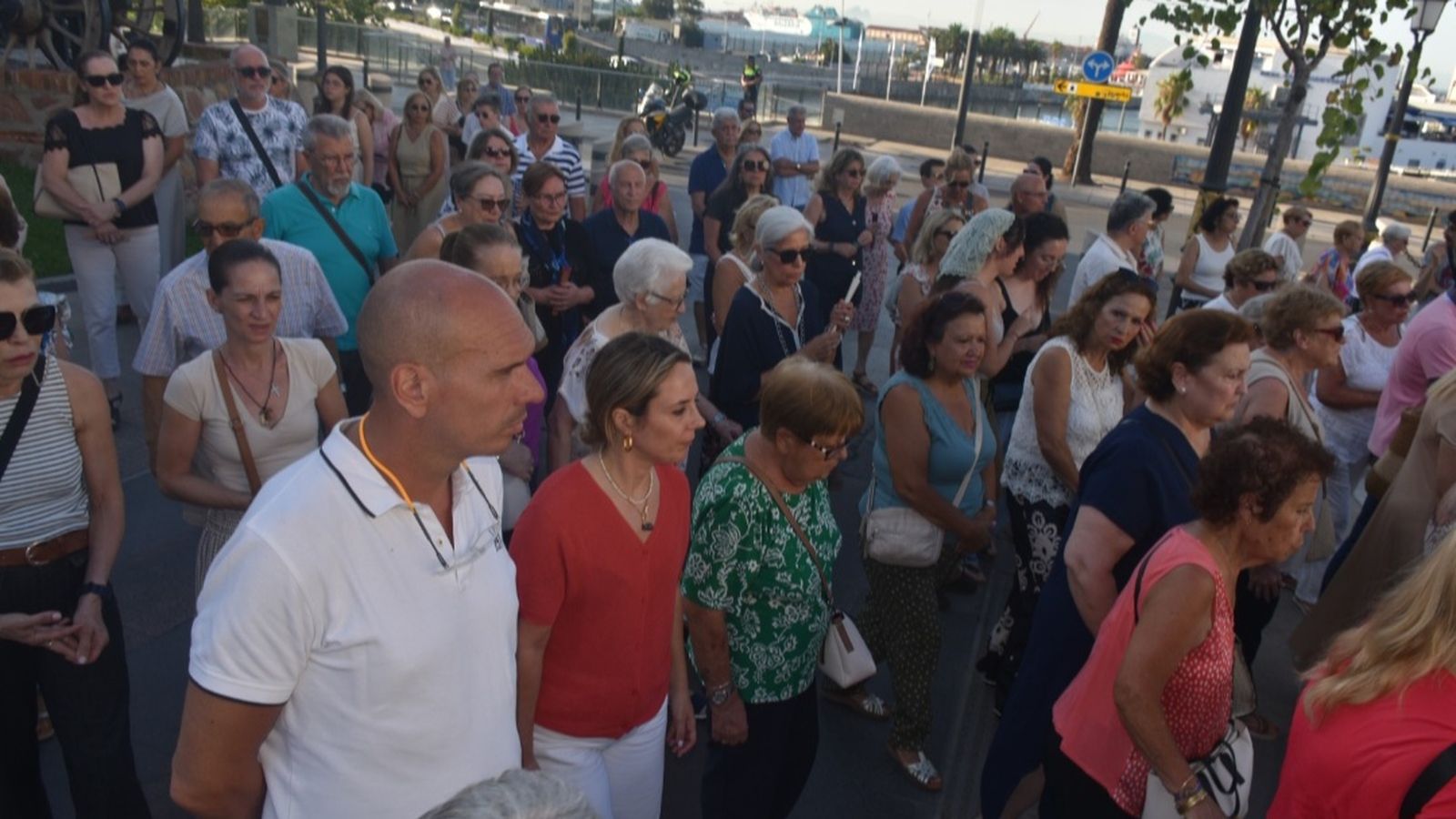 La ciudad se reunió en torno al Cristo del Puente en un solemne acto de despedida que culminó con una eucaristía, la bendición y un multitudinario besapiés