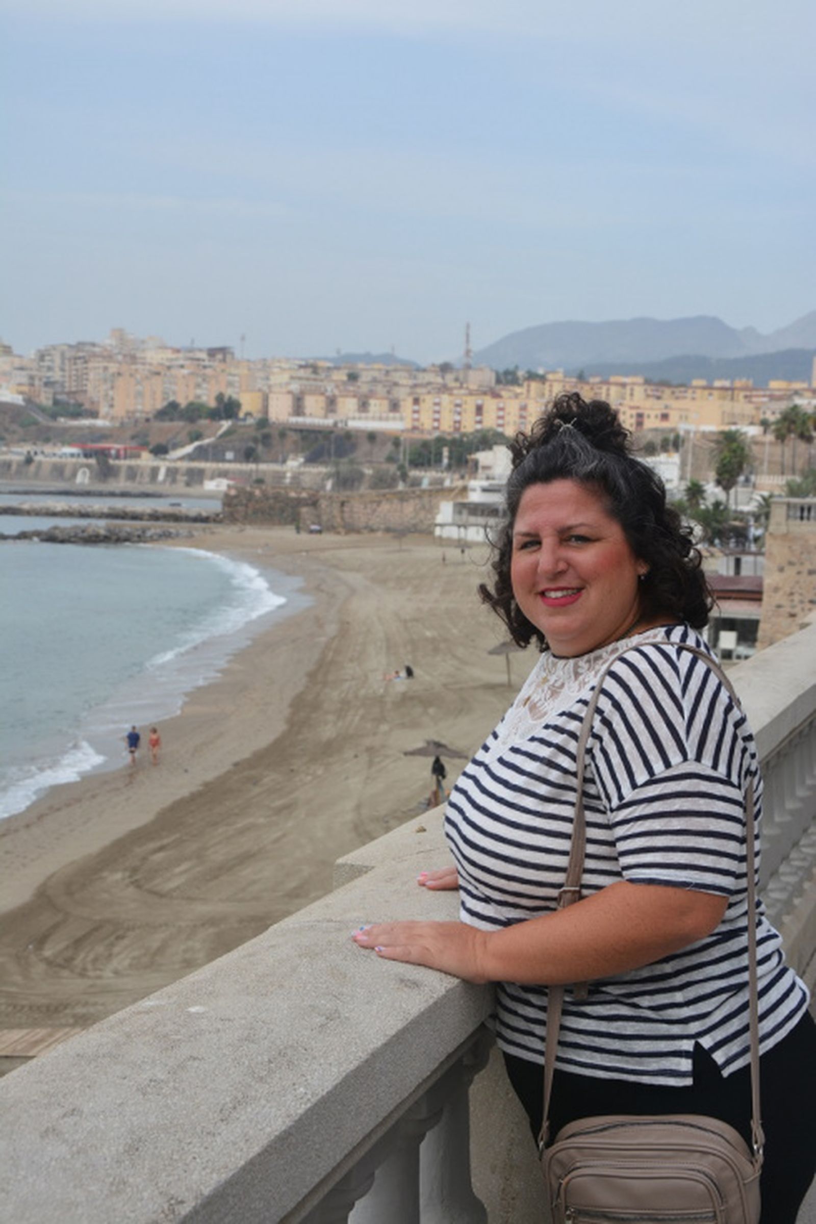 Ana asomada a la balaustrada de la playa de La Ribera. / FOTO S.C.