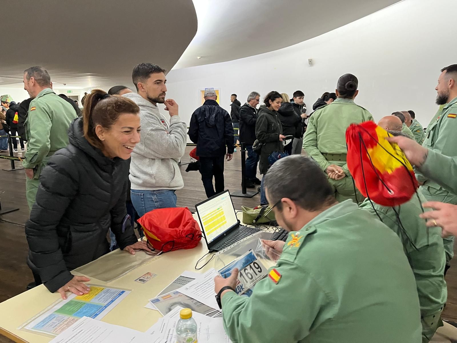 María Bohórquez, una de las campeonas de la prueba recogiendo su dorsal