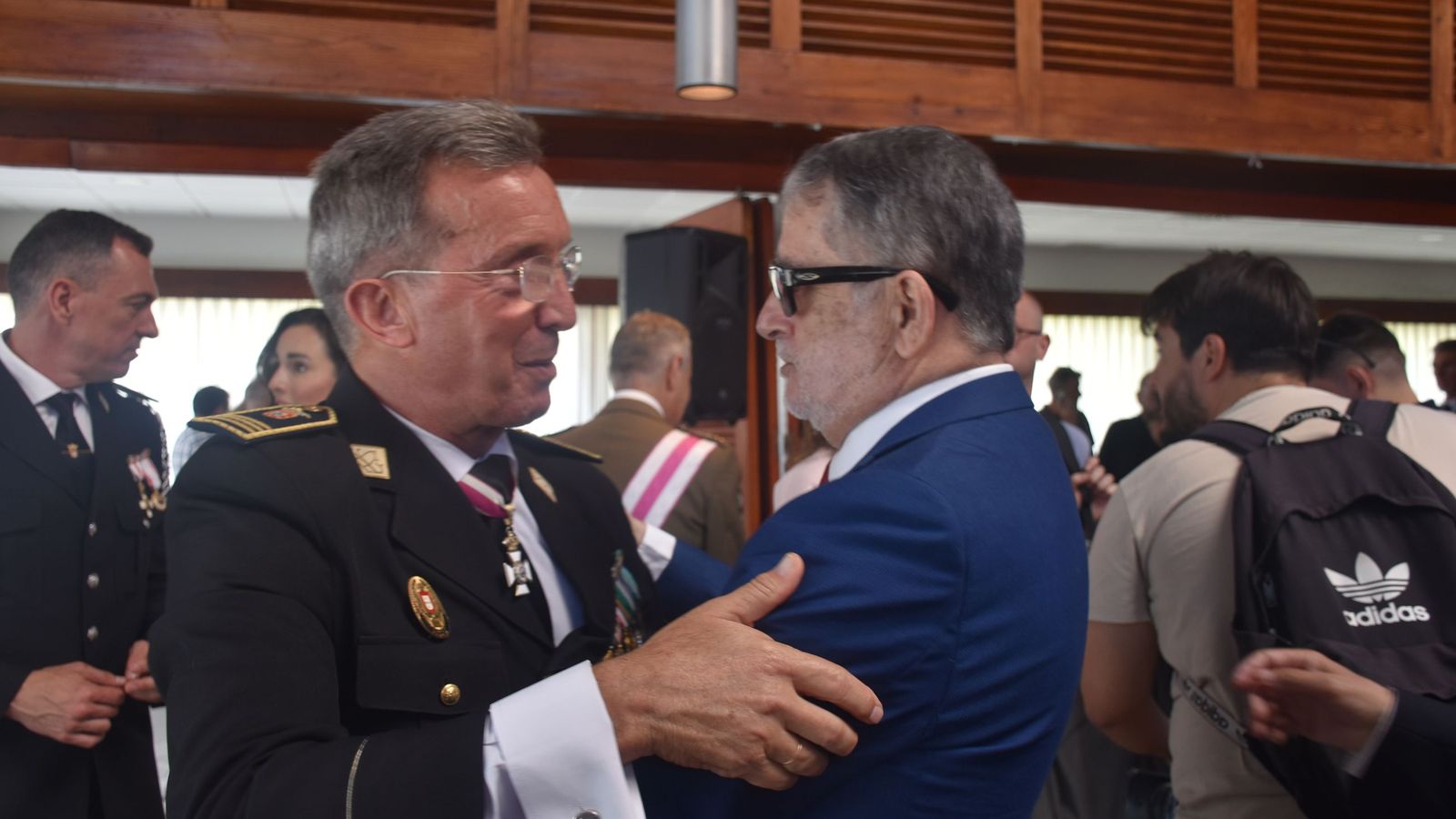 Vega dándose un abrazo con Laarbi Maateis