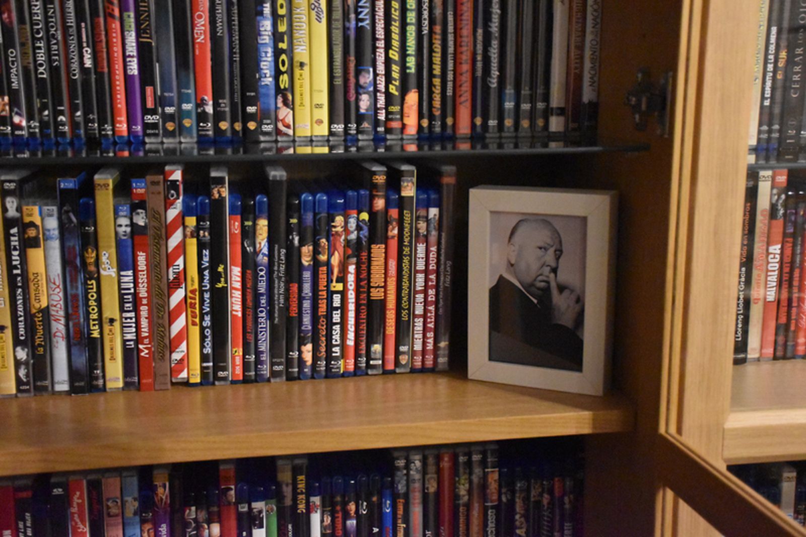 Zona dedicada al cine inglés, con una imagen de Alfred Hitchcock. / FOTO G.S. Zona dedicada al cine inglés, con una imagen de Alfred Hitchcock. / FOTO G.S.