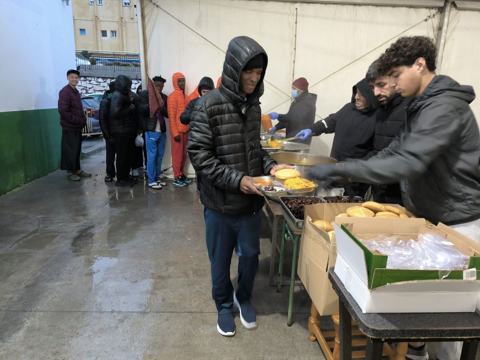 La prensa ceutí disfruta de un delicioso iftar en comunidad y de la mano de Luna Blanca