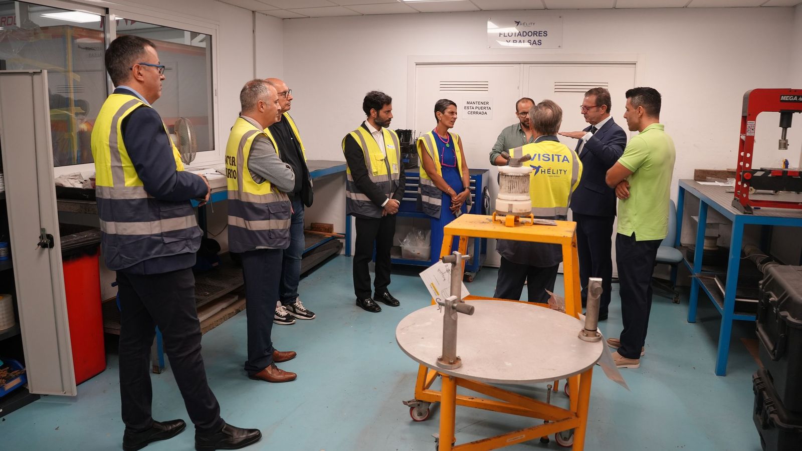 El Gobierno visita las instalaciones de la compañía aérea Hélity