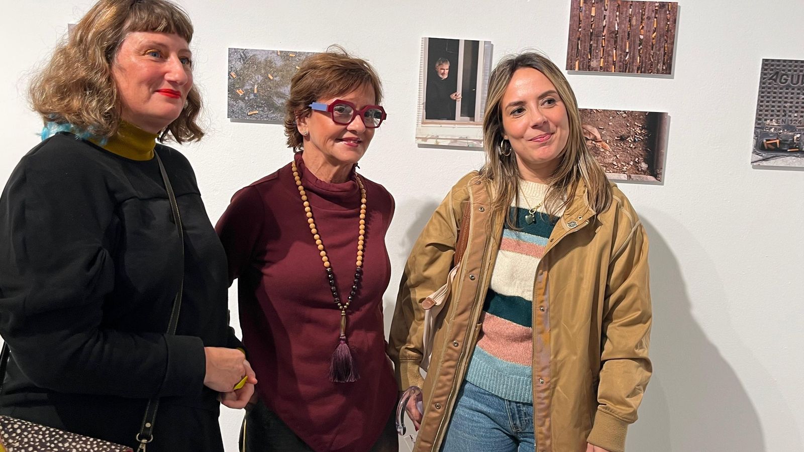La artista Lola Nieto posa junto a la consejera de Cultura, Pilar Orozco