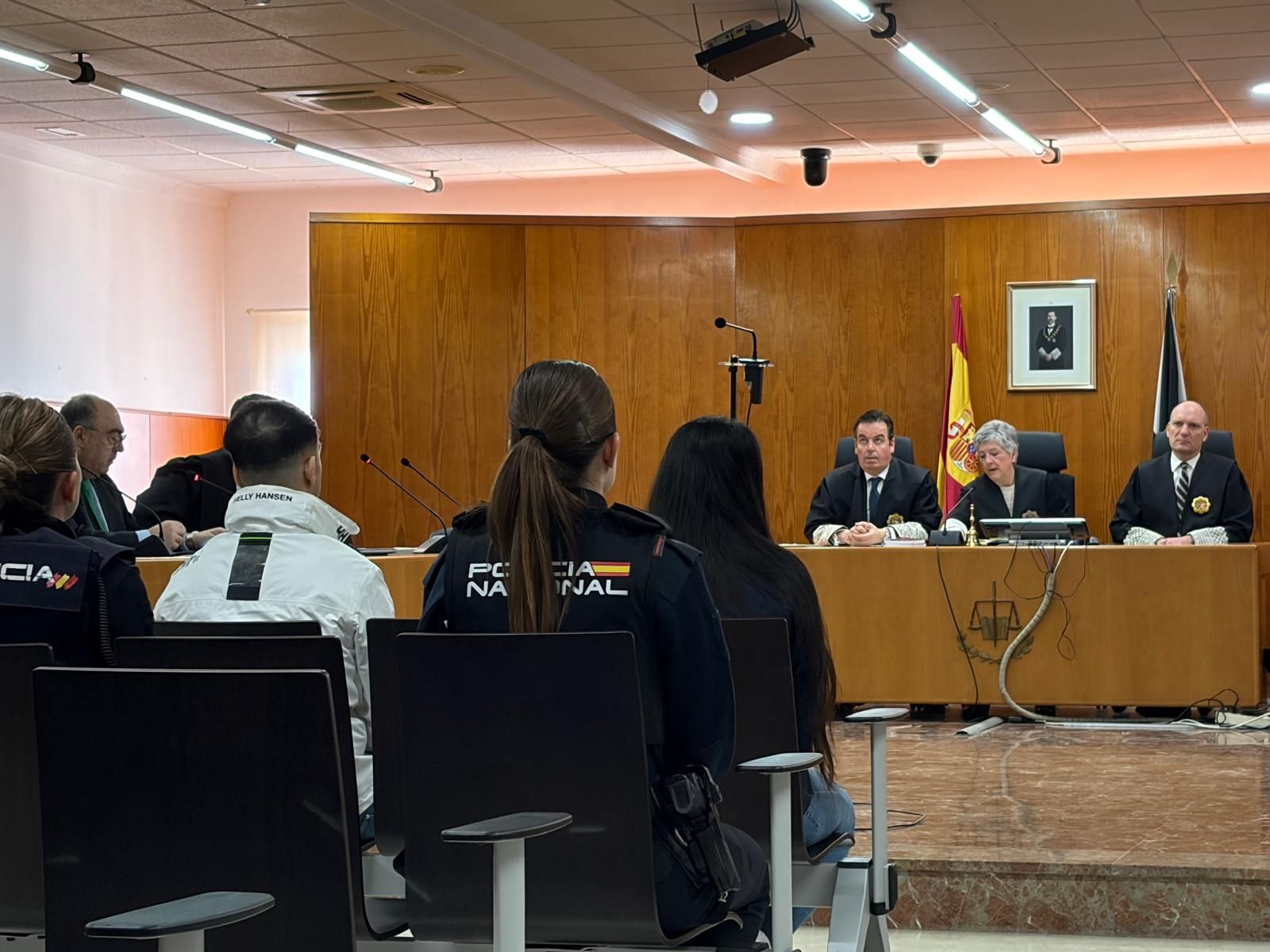 Ambos acusados comparecen en la sala de vistas de la Sección VI este martes.