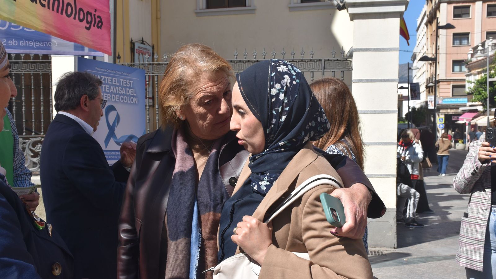 La directora general de Sanidad, Rebeca Benarroch, conversa con la líder del MDyC, Fatima Hamed, en el stand de la AECC en la Plaza de los Reyes con motivo del Día Mundial del Cáncer de Colon