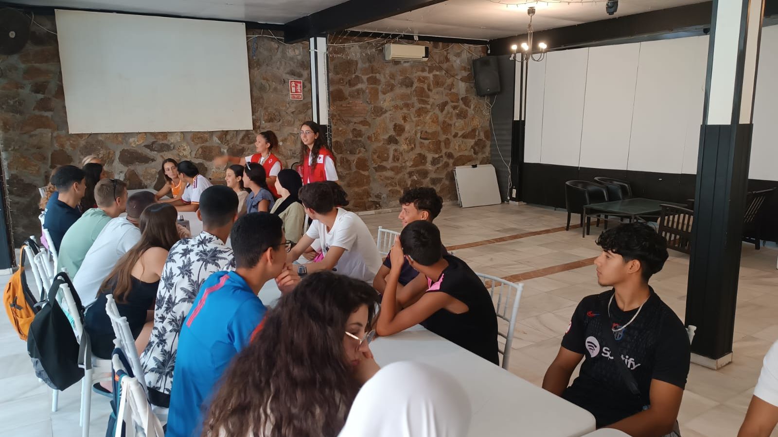 Los jóvenes comienzan la reunión