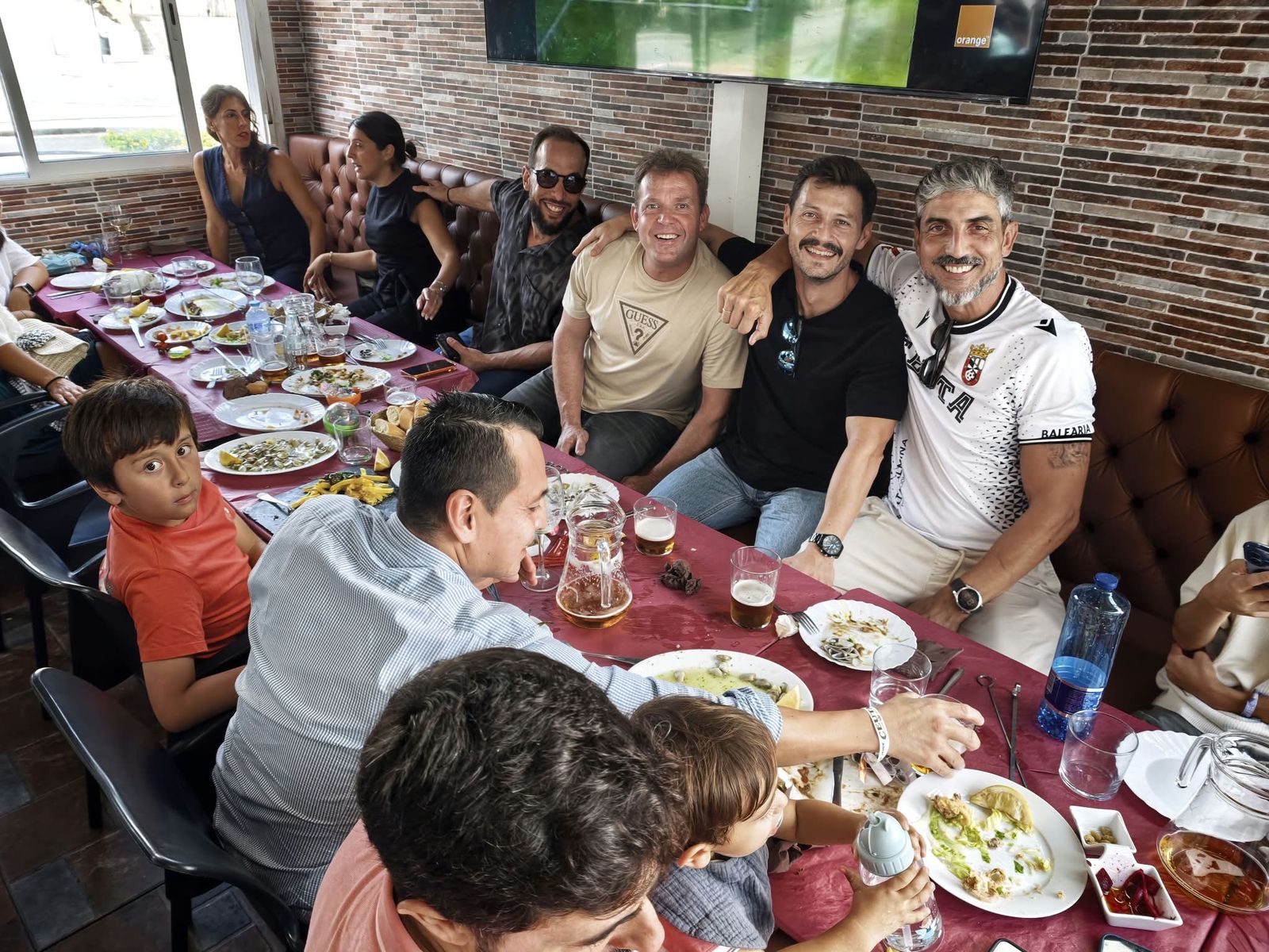 Aficionados en la previa del partido ante el Sabadell