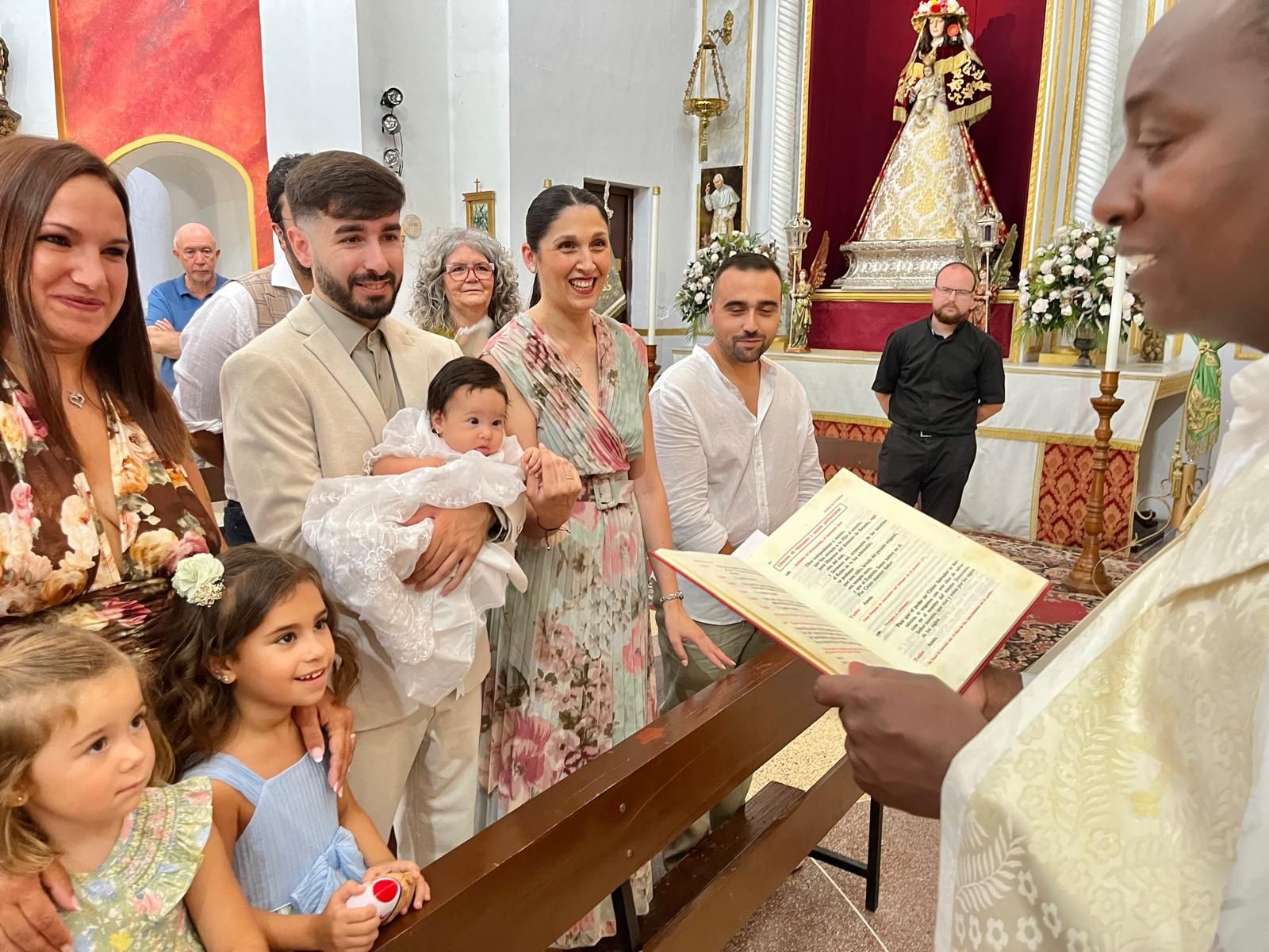 Gabriela recibe el Sacramento del Bautismo