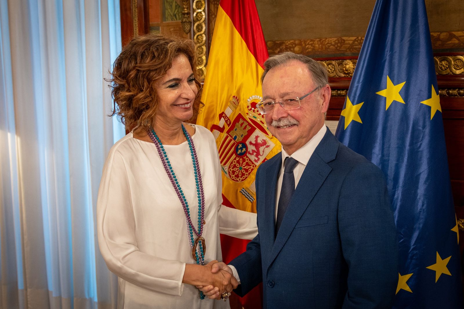 La Ministra María Jesús Montero saludando al presidente de la Ciudad Autónoma de Ceuta Juan Jesús Vivas Lara. La Ministra María Jesús Montero saludando al presidente de la Ciudad Autónoma de Ceuta Juan Jesús Vivas Lara.