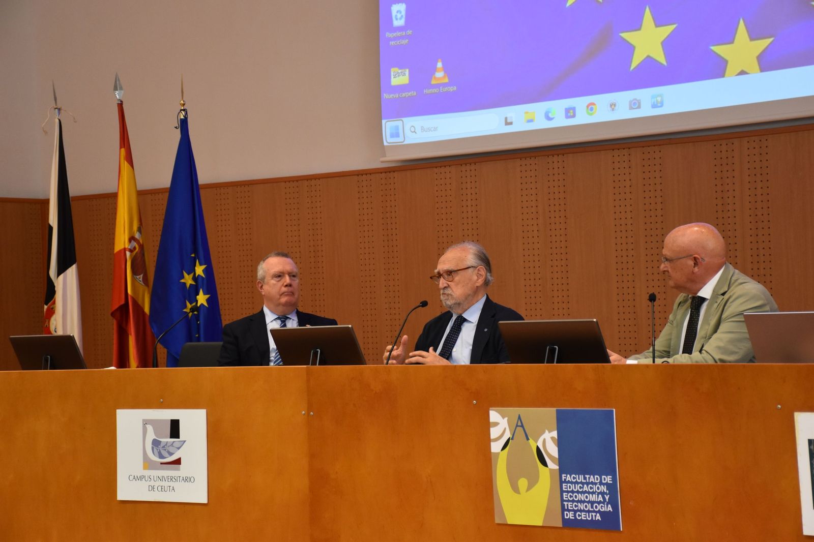 El presidente del Movimiento Europeo en España, Francisco Aldecoa, presenta el organismo en Ceuta, en el salón de actos de la UGR
