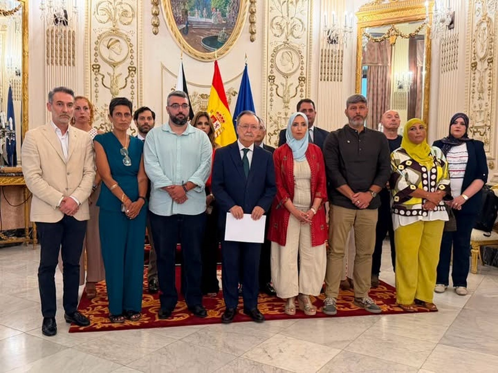 Los portavoces de la Asamblea durante la lectura de la declaración institucional
