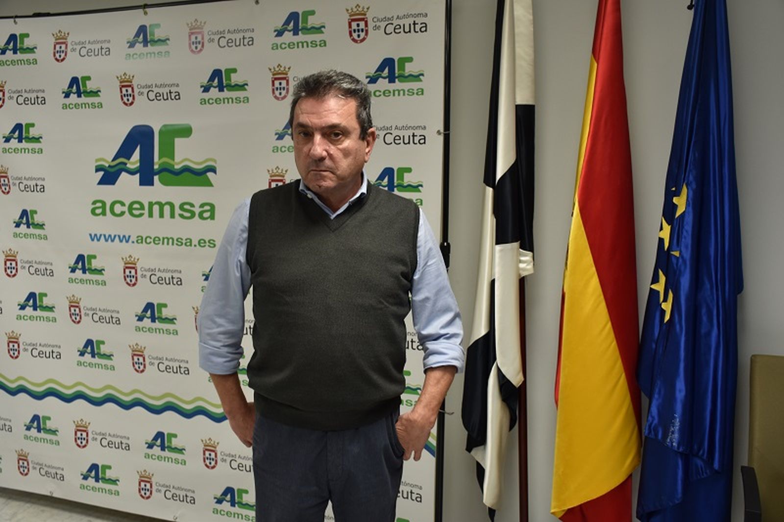 El director gerente de ACEMSA en su fotocall. / FOTO NICOL'S