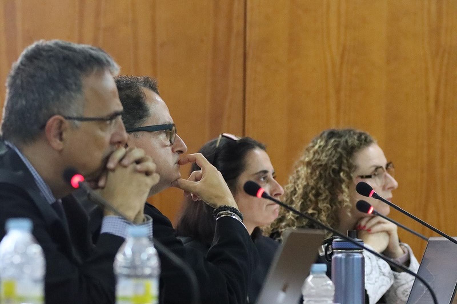 A la izquierda, Luis Ragel, junto a las acusaciones del crimen de Parques de Ceuta. / FOTO REDUAN