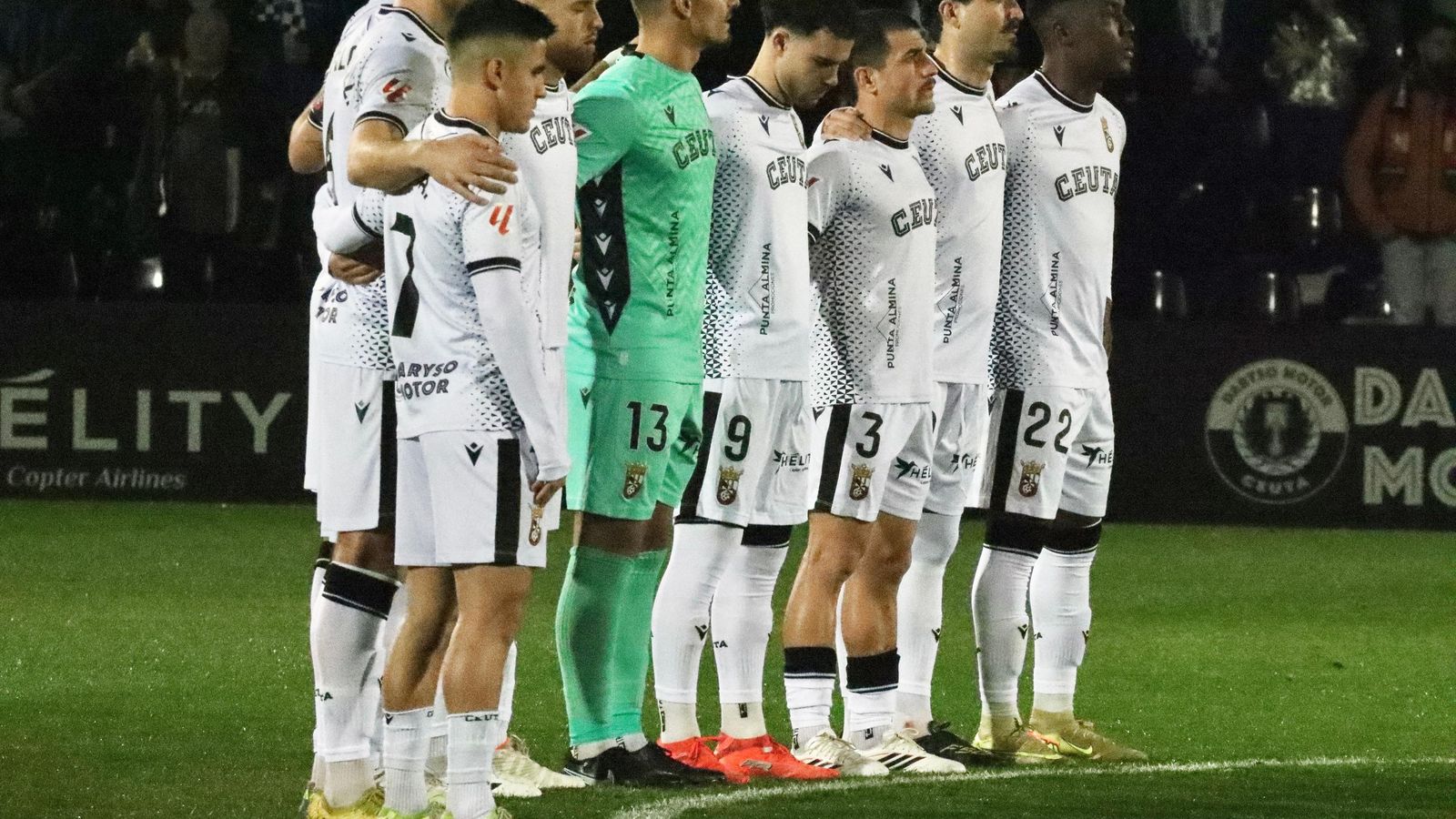 Los jugadores del Ceuta, durante el minuto de silencio