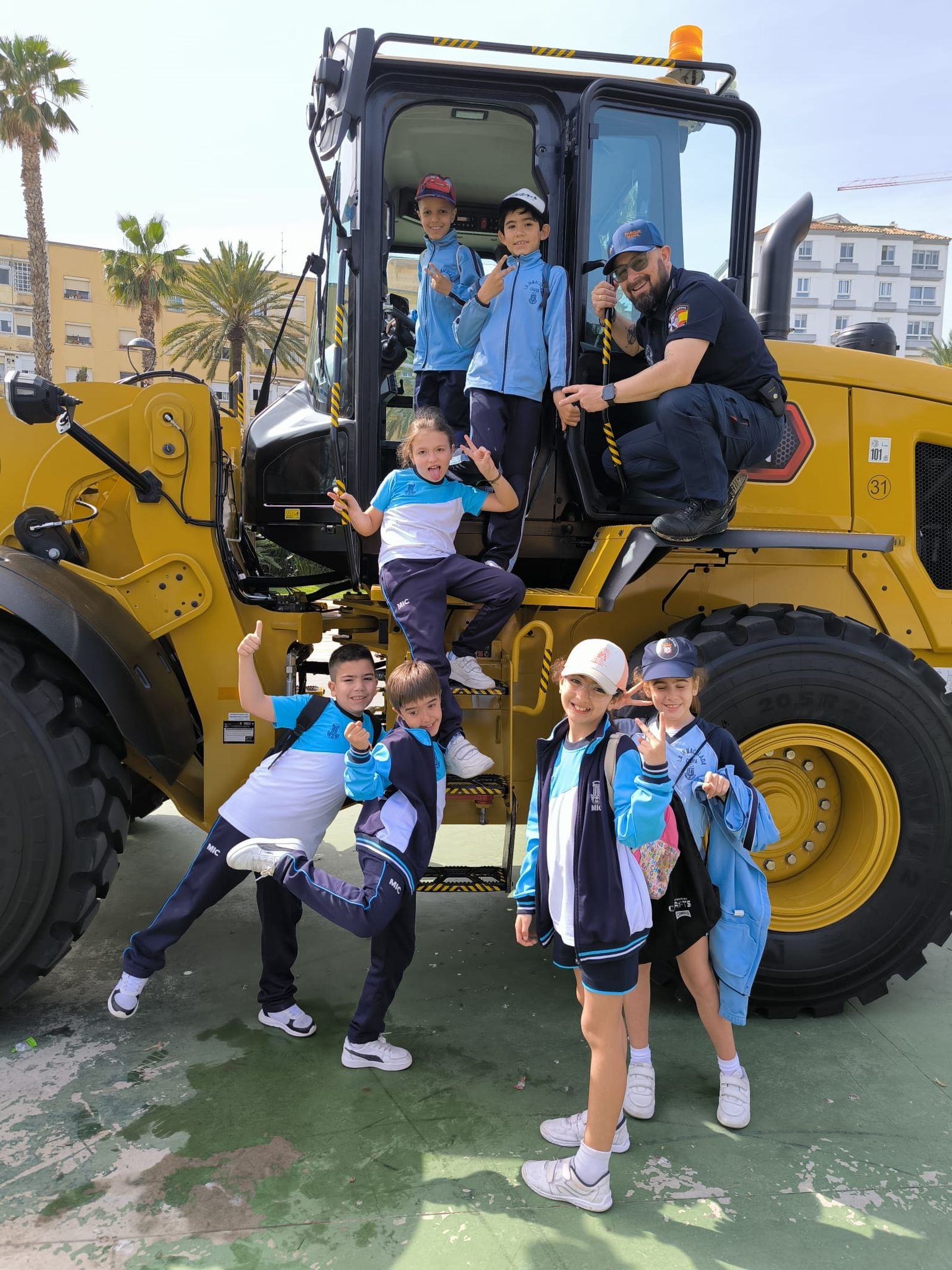 El Parque Móvil de Ceuta celebra su 50 aniversario con una exposición para escolares