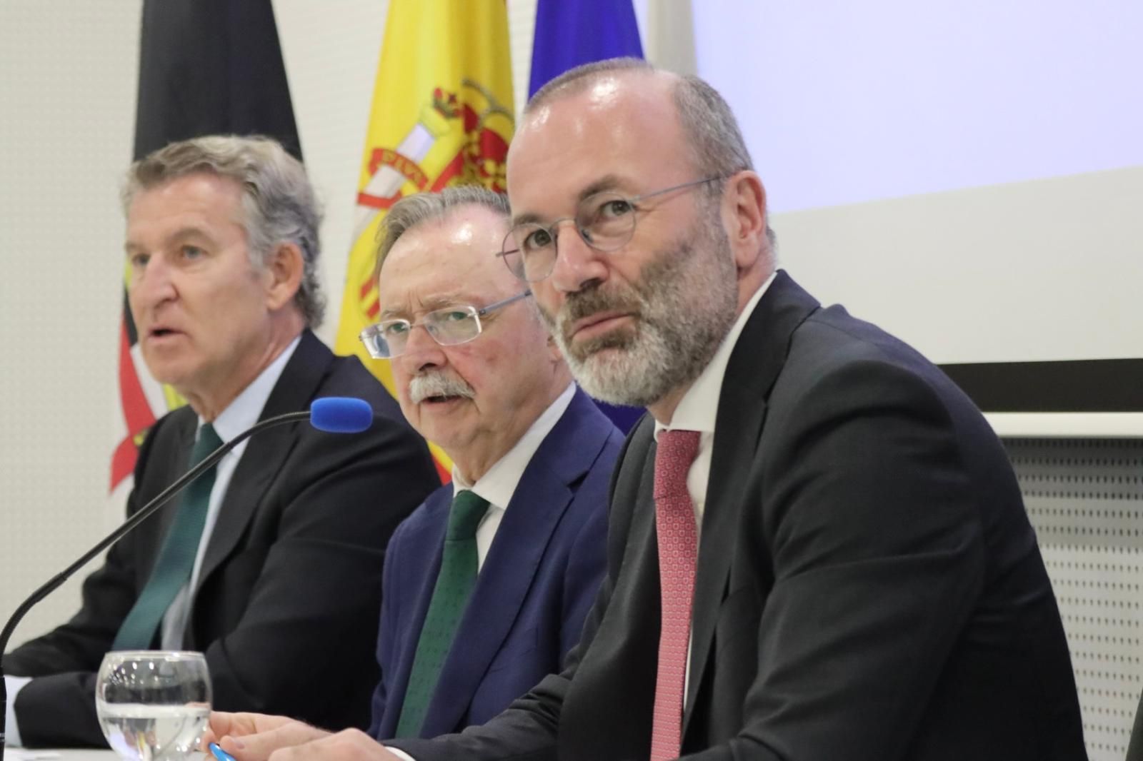 El presidente del Partido Popular Europeo, Manfred Weber, el presidente de Ceuta, Juan Vivas, y el líder del PP español, Alberto Núñez Feijóo, este lunes en la biblioteca