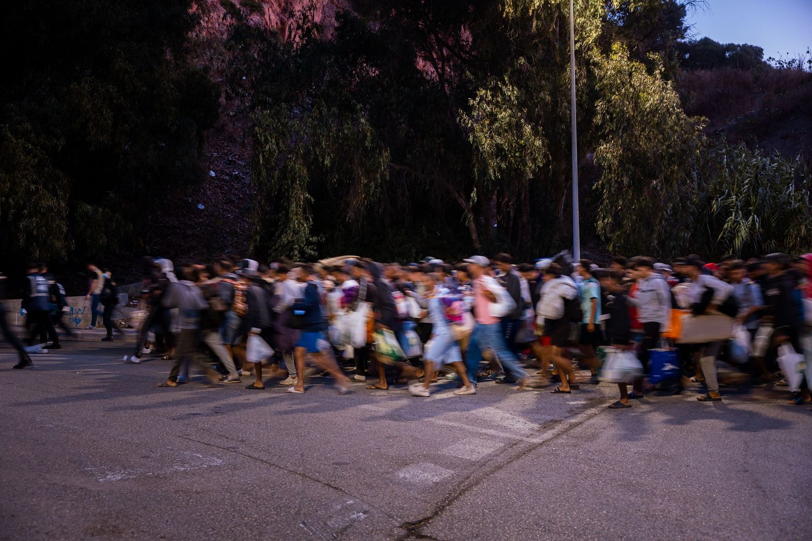 El Gobierno traslada a 864 migrantes de Loma Colmenar y prepara espacio para otras 300 mujeres y menores
